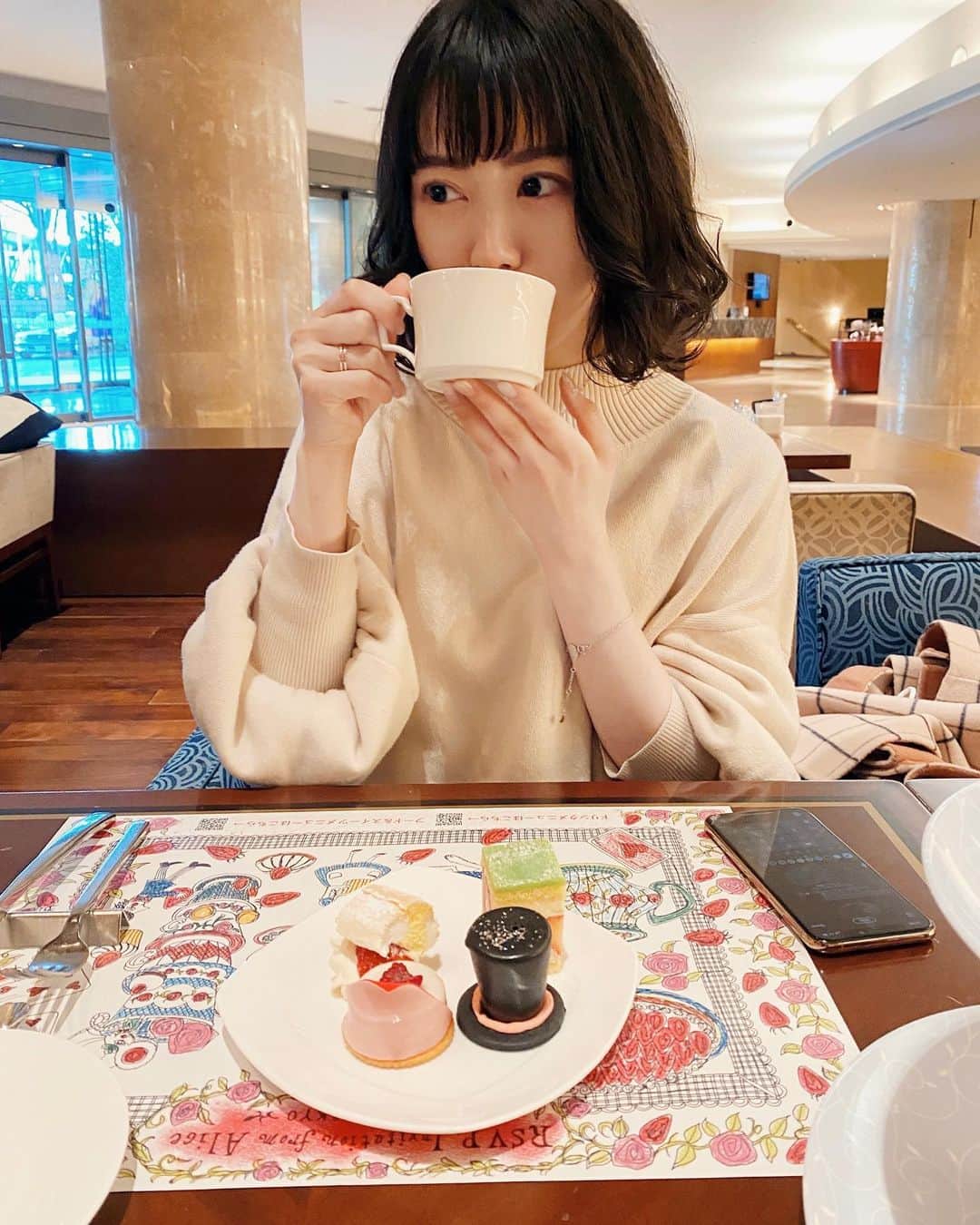 端田三奈未のインスタグラム：「前にも載せたけど、 これだけ載せさせてくれ。🍓 ケータイは、多分ストーリー載せようとしてたんだと思う笑。  髪型迷子で現在おかっぱちゃん。 早く髪伸びる方法かこの長さでも中抜ける方法求む🤢。  #ヒルトン東京 #ヒルトン東京マーブルラウンジ #マーブルラウンジスイーツビュッフェ #hiltontokyoshinjuku #アリスからの招待状 #都庁前駅 #ホテルビュッフェランチ #おかっぱボブ #ふぉろ」