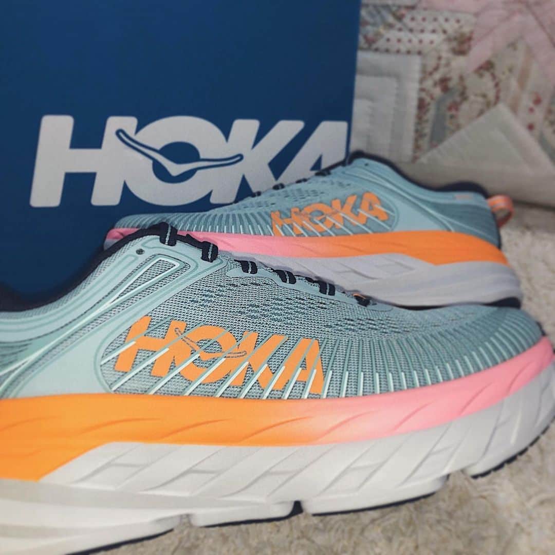加藤早和子のインスタグラム：「❤︎ せっかくするなら…と！ 久しぶりにランシューを購入👟♡  足型と歩き方測って、私の足に合う靴を お店の方に選んで頂きました☺️  この HOKA ってブランド ランニング業界では最近流行っているそうなんですが、 クッションがしっかりしているのに軽くて 自然と足が前に出るような感覚になるんです😳😳  この靴を履いて色々なところに行こう…🥰  . . #ランシュー #ランニングシューズ #靴 #hoka #hokaoneone」
