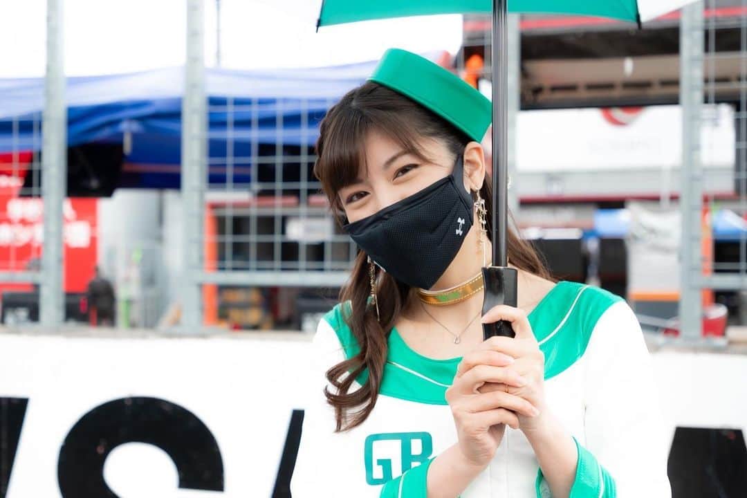 熊林保奈美のインスタグラム：「* . SUPER耐久 最終戦が正式に開催中止になり、 私の関わる全てのレースの 2020年シーズンが終了となりました。 . . 今シーズンは 埼玉トヨペットサポーターズ2020として GT・S耐・86/BRZraceの 3カテゴリーでサーキットに立つ事ができましたが、 コロナ禍で今までとは異なる部分が多く、 お客様と近い距離で お話ししたり触れ合う事ができず 寂しい気持ちがありました。 . しかし、スタンド席から GBフラッグや手を振り返してくださったり、 画面を通じて一緒に応援してくださり SNSでメッセージを頂いたりと、 ファンの皆様の温かさ溢れるシーズンでした☺️ ありがとうございました✨ . そして何よりも 私をGBファミリーに受け入れてくださった 平沼社長、チームの皆様には 感謝の気持ちでいっぱいです。 本当にありがとうございます！ . . 不安の中始まったシーズンが あっという間に終わり、 また新たなシーズンに向けて 動き出している時期となりました。 私の来期の活動については また改めてご報告させて頂ければと思います😌 . . たくさんの応援、 本当にありがとうございました🐻💚💛🤍 . . * #埼玉トヨペット #埼玉トヨペットgreenbrave #GreenBrave #埼玉トヨペットサポーターズ  #レースクイーン #RQ #熊林保奈美 #道産子 #Japanesegirl #paddokgirls #pitgirl #instalike」