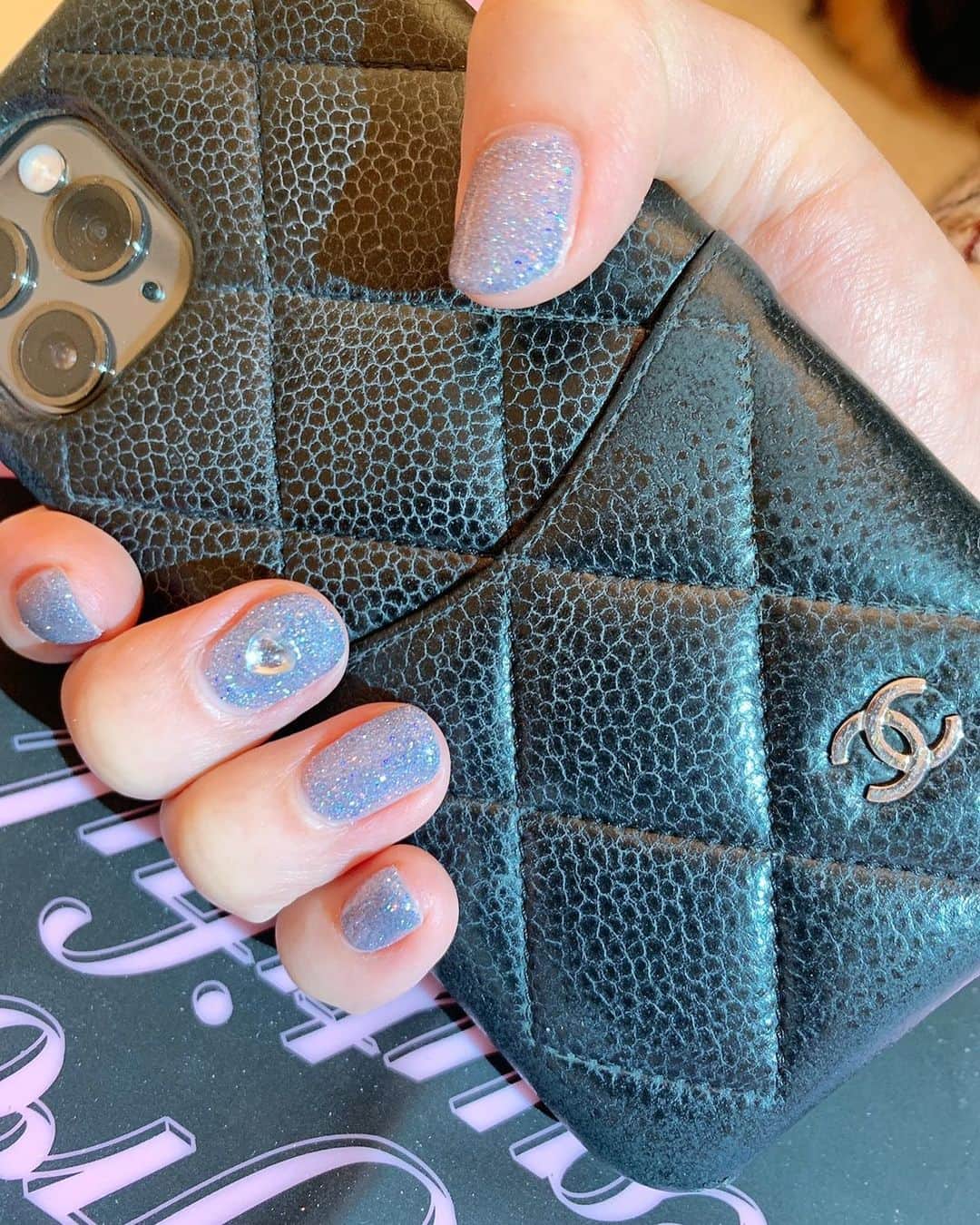 のインスタグラム：「. ネイル変えた💅💕 フラッシュネイル💅 ピカピカ💅 最近本当眠いから冬眠なのかもしれない😪🥱 . #ネイル　#フラッシュネイル　#nail #💅」