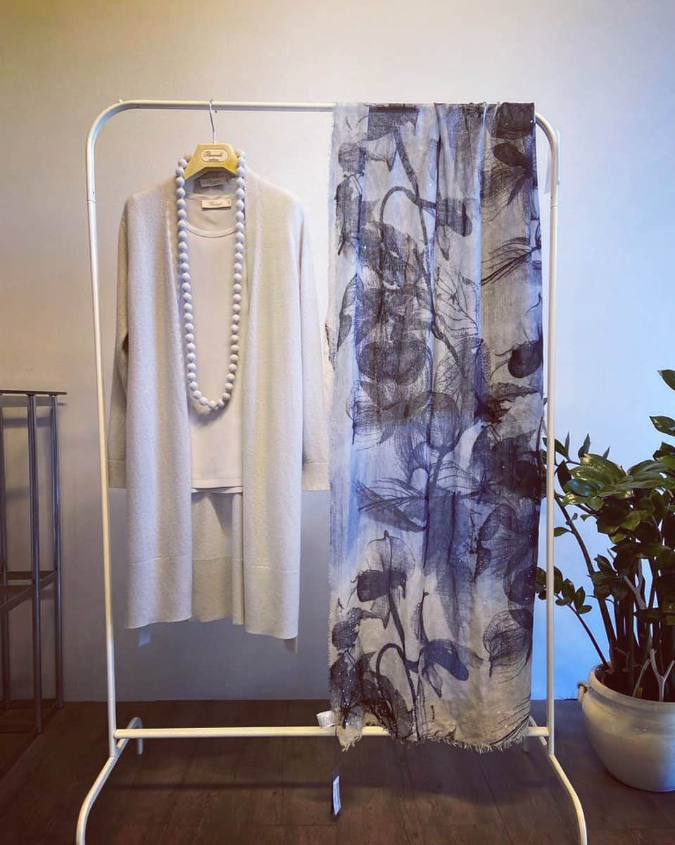 パロンキさんのインスタグラム写真 - (パロンキInstagram)「Something Ice Blue !   Long cardigan 100% cashmere Shirt 100% silk, crêpe de chine Sciarpa Faliero Sarti  #cashmere #cashmerelove #cashmeresweater #cashmereoutfit #womenfashion #womenstyle #classywomen #classystyle #classyoutfit #classyfashion #styleinspiration #styleoftheday #ootdfashion #outfitinspiration #outfitoftheday #italianstyle #italianfashionstyle #italianclass #falierosarti #madeinitaly🇮🇹   ☎️ 📲 📞 334 8330612   0543 758260」1月26日 21時59分 - parronchicashmere