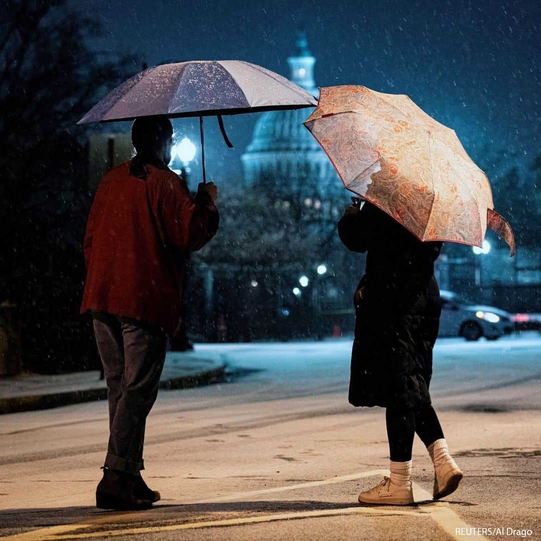 ABC Newsさんのインスタグラム写真 - (ABC NewsInstagram)「People watch the snow fall on Capitol Hill in Washington D.C.」1月26日 22時00分 - abcnews