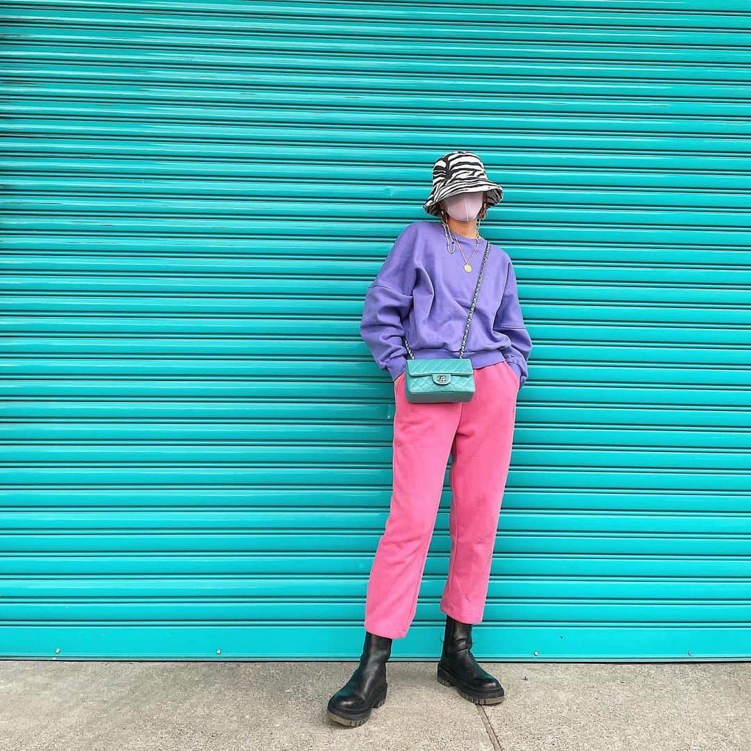 橋本江莉果さんのインスタグラム写真 - (橋本江莉果Instagram)「🦓🍇💓🛼﻿ ﻿ 久々かぶった #ゼブラ柄 の #バケットハット 🤍🖤﻿ やっぱりかわいい、すき😘﻿ ﻿ 昨日 @omotesando_medical_clinic でダーマペンをやったばっかりなので、日焼け防止も兼ねて👩🏽‍🦰☀️🙅🏼‍♀️﻿ ﻿ #coordinate #outfit #ootd #fashion #style #styling﻿ #purple #pink #blue #colorful ﻿ クレジットは #WEAR 👉🏻【erica0114】﻿ またはタップにて👆🏻📝」1月26日 22時00分 - erica_hashimoto