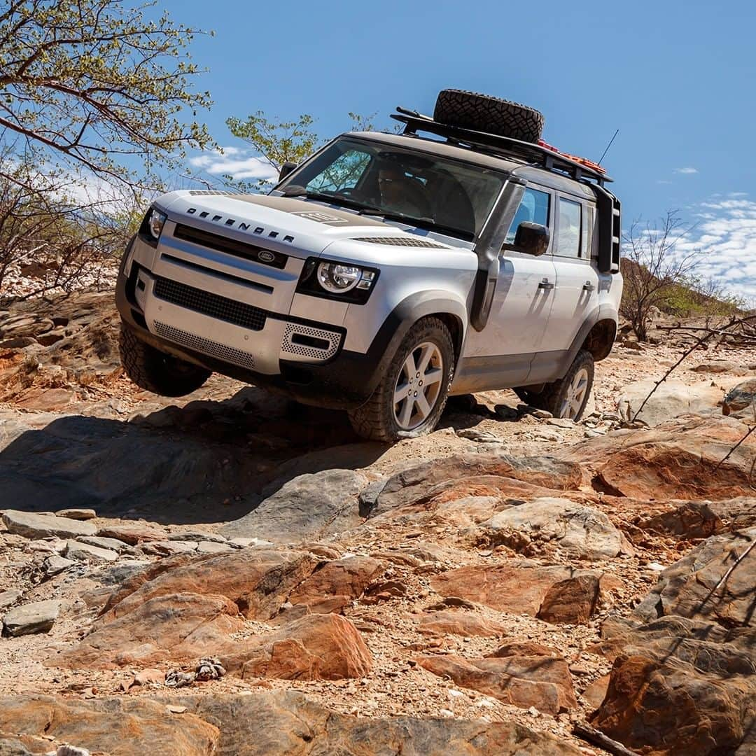 Land Roverさんのインスタグラム写真 - (Land RoverInstagram)「Hone your new #DEFENDER driving skills off on the wild, varied off-road terrain of Namibia. Click the link in our bio to book your place with #LandRover Adventure Travel Namibia for when you're ready to explore.  #Namibia #OffRoad #Defender #TeamDefender #NewDefender #RockCrawl #RockCrawling #SandDriving #Wading @landrover_adventuretravel」1月26日 22時00分 - landrover