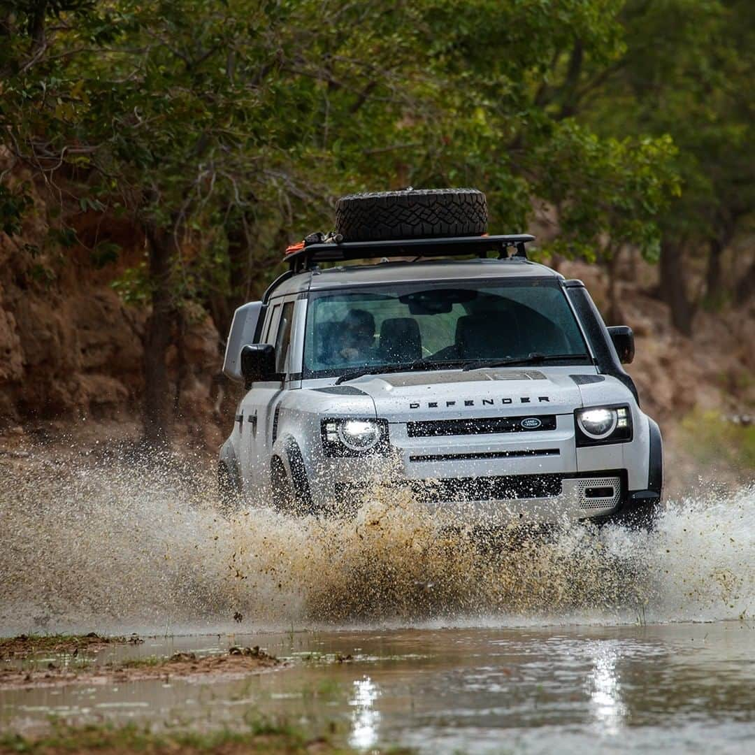 Land Roverさんのインスタグラム写真 - (Land RoverInstagram)「Hone your new #DEFENDER driving skills off on the wild, varied off-road terrain of Namibia. Click the link in our bio to book your place with #LandRover Adventure Travel Namibia for when you're ready to explore.  #Namibia #OffRoad #Defender #TeamDefender #NewDefender #RockCrawl #RockCrawling #SandDriving #Wading @landrover_adventuretravel」1月26日 22時00分 - landrover