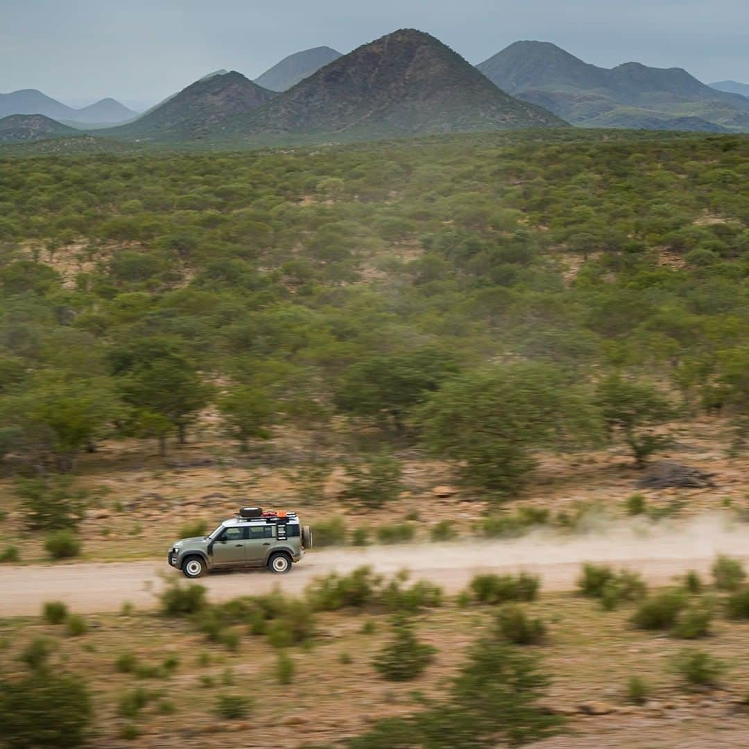 Land Roverさんのインスタグラム写真 - (Land RoverInstagram)「Hone your new #DEFENDER driving skills off on the wild, varied off-road terrain of Namibia. Click the link in our bio to book your place with #LandRover Adventure Travel Namibia for when you're ready to explore.  #Namibia #OffRoad #Defender #TeamDefender #NewDefender #RockCrawl #RockCrawling #SandDriving #Wading @landrover_adventuretravel」1月26日 22時00分 - landrover