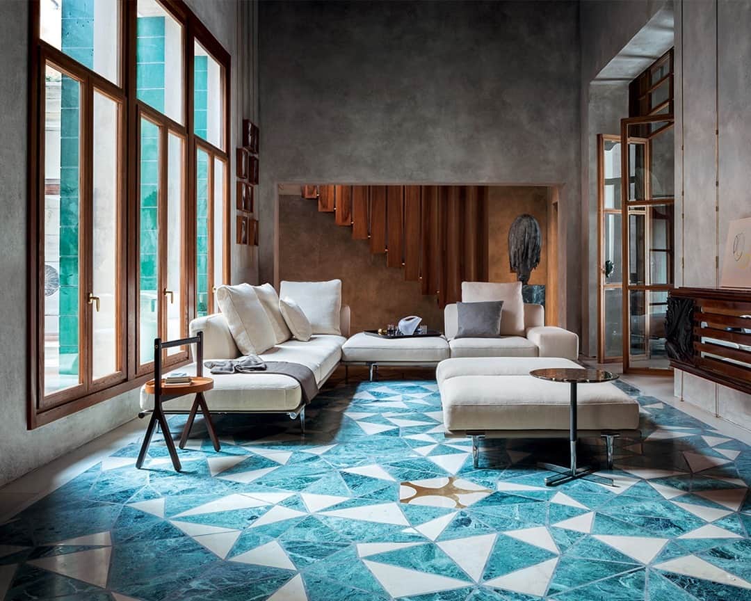 Poltrona Frauさんのインスタグラム写真 - (Poltrona FrauInstagram)「Welcome to this magical apartment in the charming city of Venice. Floating on the bright light-blue floor, an elegant composition of the Let it Be sofa by @palombaserafini. Discover this refined design, available with fabric or leather upholstering. #PoltronaFrau #PalombaSerafini」1月26日 22時00分 - poltronafrauofficial