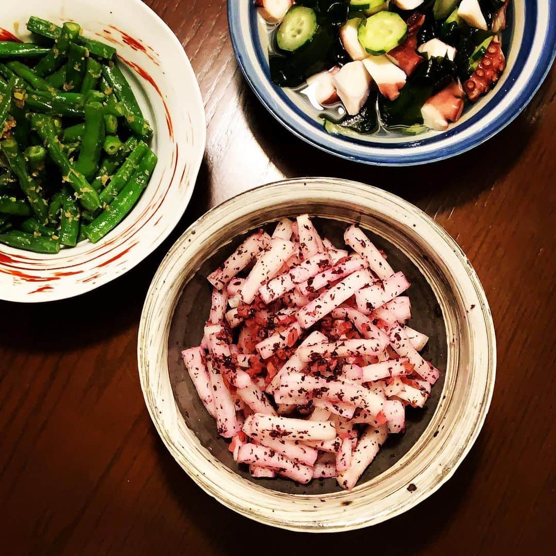 志摩有子さんのインスタグラム写真 - (志摩有子Instagram)「帰宅して15分で作る副菜。冬の甘い大根で作るゆかり和え、おろし生姜とだし醤油、ごま油で和えたいんげん、たこぶつ、きゅうり、お刺身ワカメの酢の物。 大根のゆかり和えには刻みカリカリ梅。 副菜の鬼の撮影の時にスタッフからボウルいっぱい食べられると大好評だった一品。 刻みカリカリ梅は酢屋亀本店のおむすび梅。どこで買ったか忘れてしまった。ご存知の方いらっしゃったら教えてくださいませー。  #副菜の鬼 #お弁当にも副菜 #酢屋亀本店  #おむすび梅」1月26日 22時00分 - ariko418