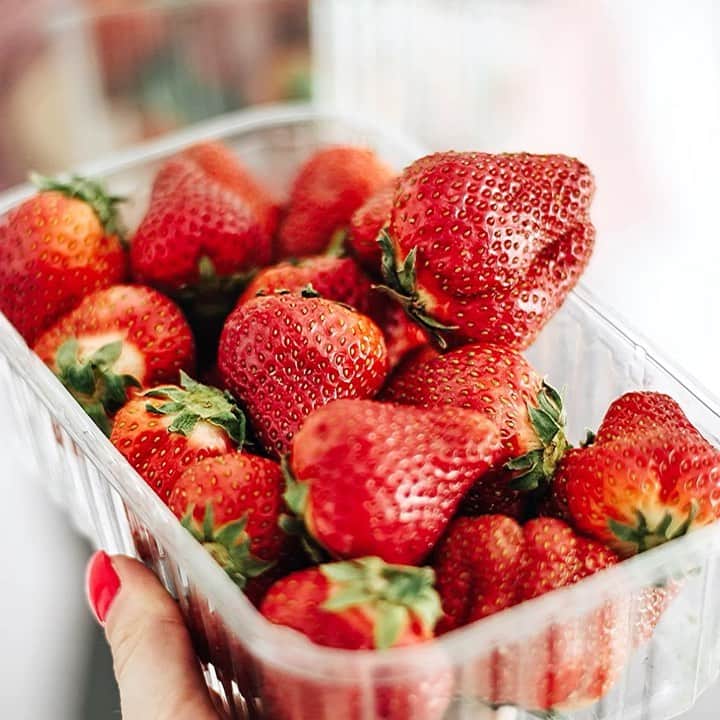 エアアジアのインスタグラム：「Keep things fresh, literally! 🍓🐟🥦🍗  Just order your weekly fresh groceries on @airasiafresh at airasia.com (link in our bio) and get UNLIMITED FREE DELIVERY* with any spend of RM30 and above, no distance limitation.  Don’t forget to use STAYHOME promo code and download airasia, The Asean Super App now!  *Promo is applicable in Klang Valley only. Launching in more cities soon. Stay tuned.」