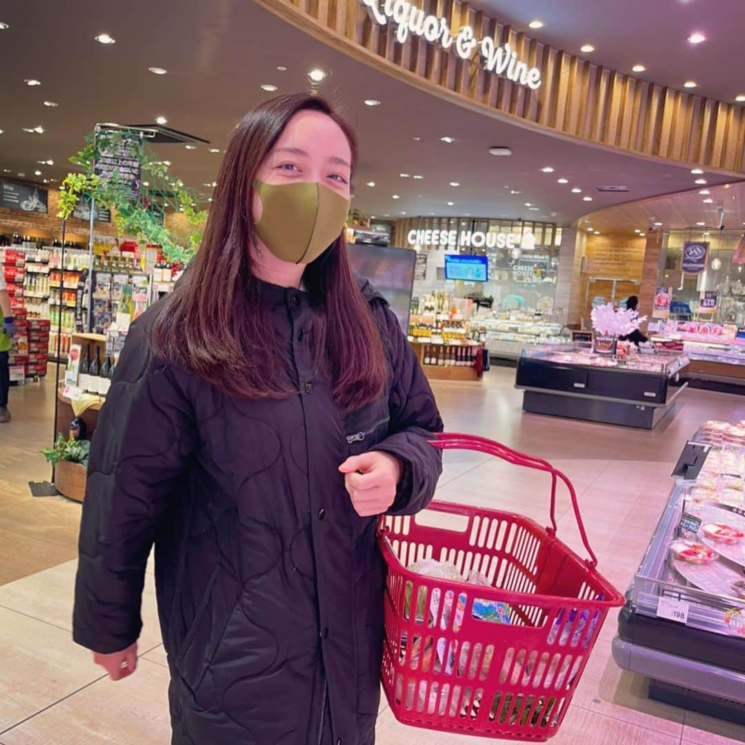 我謝レイラニのインスタグラム：「大きいスーパーにテンション上がっちゃった⤴︎ #お買い物 #おっきい椎茸買った #普段絶対買わないセロリも、、使い切れるかな？🤔笑笑 頑張って食べよーっとᕦ(ò_óˇ)ᕤ」