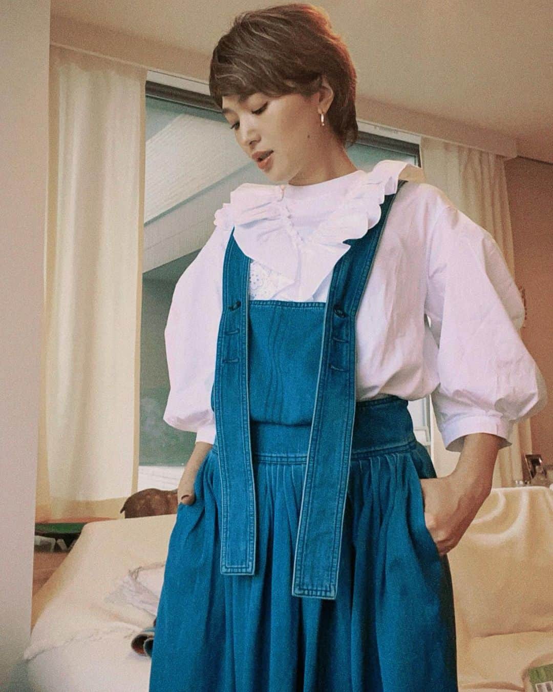 廣瀬規子のインスタグラム：「4,5年前に買ってから、 季節問わず月一で着てるんじゃないかと言うくらい愛してやまない　@chloe のデニムジャンパースカート。 ・ 40代半ばになり、自分の好みも明確になって来て、、 きっと、ここからもっと、 自分なりのファッションを楽しめるようになっていく気がしています。 ・ ちなみに　@simonerocha_ のトップスも色違いで買ったくらいお気に入り🙈 ・ お値段関係なく、 長く愛せるものを自分色に染めて、 大切に着ていけたらいいな。 ・ ・ #chloè  #クロエ #ジャンパースカート #デニム #40代ファッション  #やっぱり私は洋服が好き #fashion」