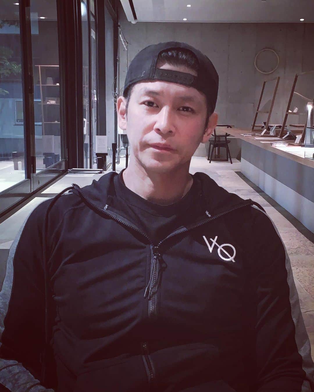 宮上元克のインスタグラム：「全く気合が入らないのでジム前にカフェイン注入したけど、結局マッタリして更にヤル気を無くす悪循環」