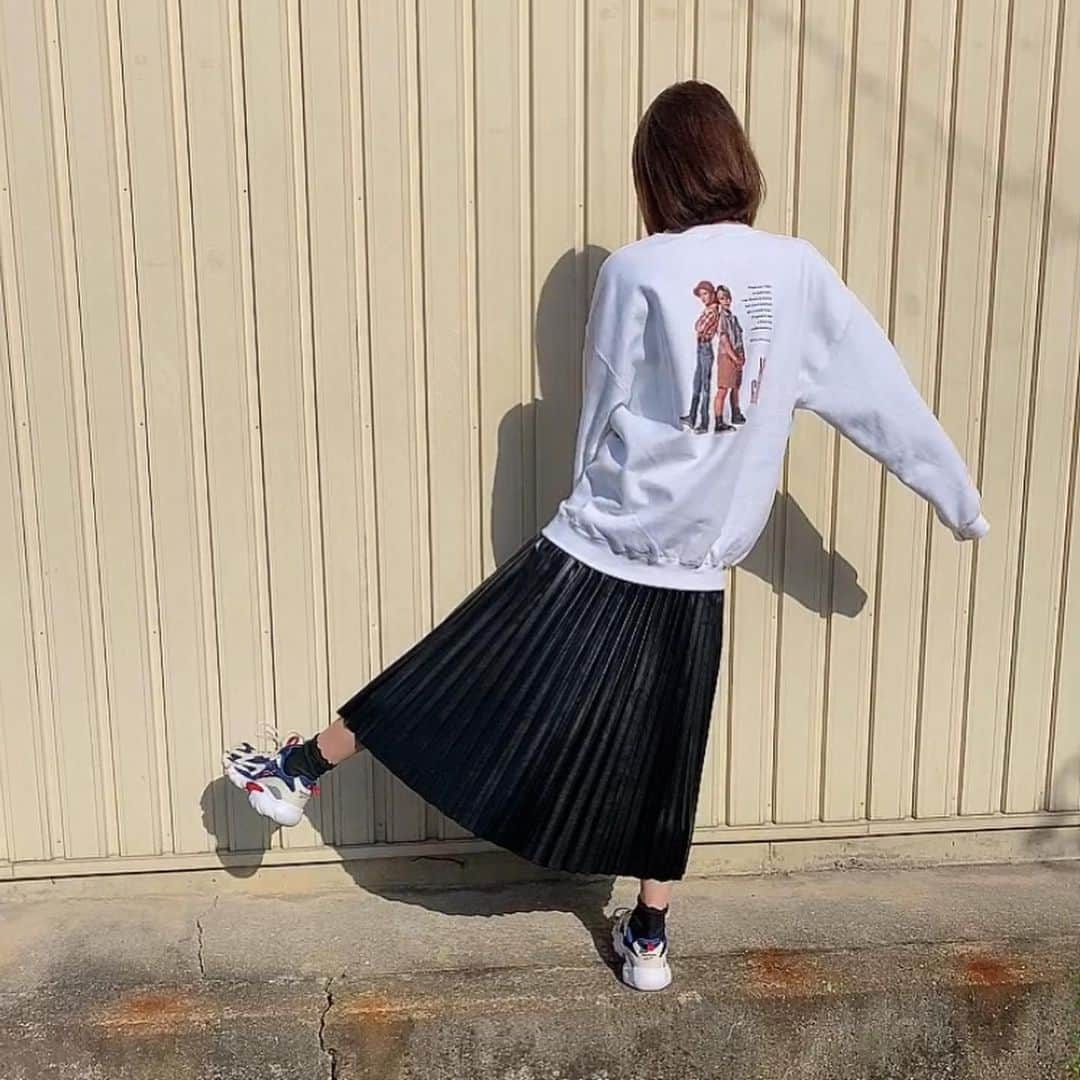 のインスタグラム：「. . スニーカーコーデ 大好き👟🎶  #freaksstore  #スウェットコーデ #スウェット  #GU #ジーユー #レザースカート #スニーカー女子 #スニーカー #reebok #リーボック」