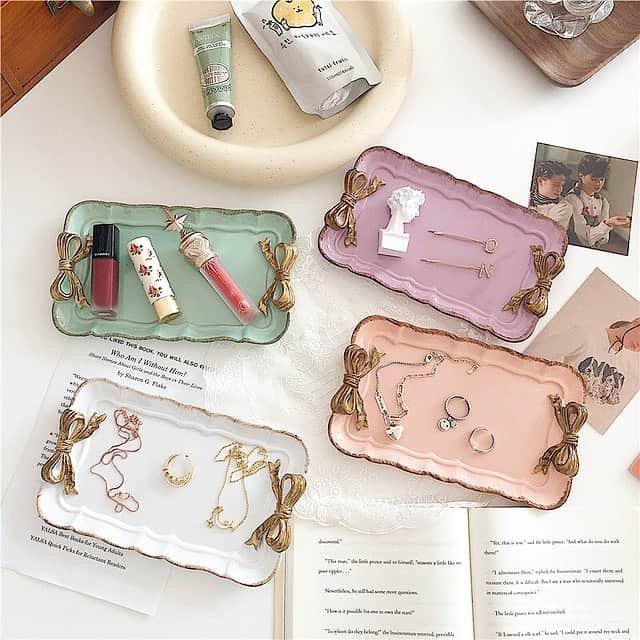 BASE（ベイス）のインスタグラム：「vintage display ／ ggumim（@ggumim_offical）  韓国のおしゃれなお部屋とインテリア例もお届け！🕊  リアルタイムではやっているアイテムを 種類豊富に取り揃えているショップ＜ggumim＞。  📸撮影小物としても映える ヴィンテージ風のプレートはゴールドの縁取りと リボンのモチーフがポイント。  🎀全4種類から選ぶことができ 並べて置いて、統一感を出してもgood。  🕯お部屋の「お気に入りを集めたコーナー」。 散らかりがちな、小物をまとめるのにぴったりです。  #baseec #韓国インテリア #inmyroom #一人暮らし #お家時間」