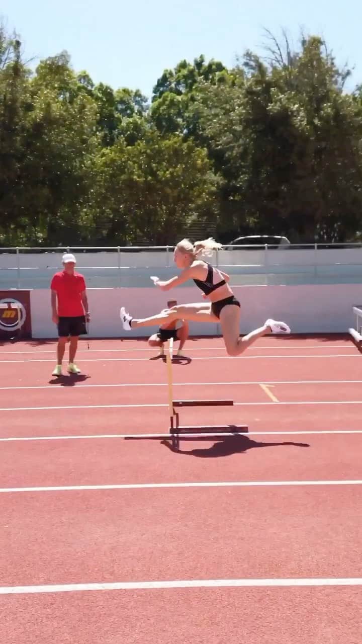 ハンネ・クレスのインスタグラム：「You don’t need no other body! 🎶  Be grateful for your body! 🙏🏼 Accept it’s flaws and fragile parts. Be amazed by all the things it does! 💪🏼  Thankful I could do hurdles again, I really enjoyed today’s session.  5x3 hurdles x」