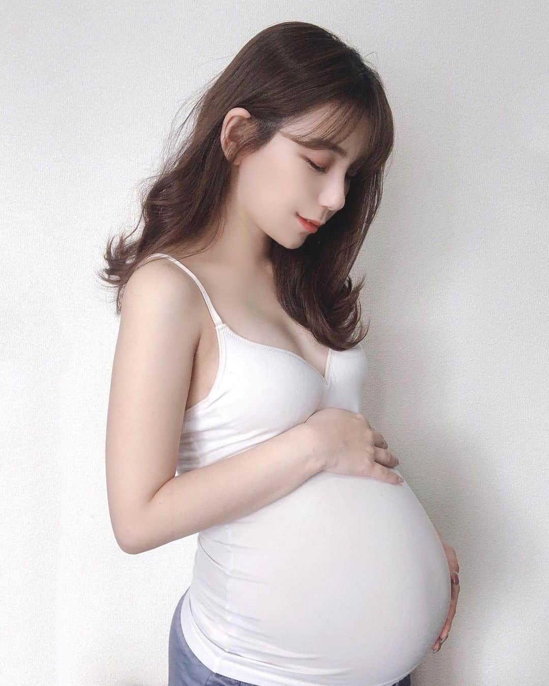 きりんさんのインスタグラム写真 - (きりんInstagram)「ㅤ ㅤ ㅤ 現在の妊娠経過🤰♡ ㅤ ㅤ ㅤ ㅤ 今は33w2d（9ヶ月）♡♡ ㅤ  ㅤ  ㅤ  ㅤ ㅤ お腹もこんなに大きくなりました🤰 ㅤ ㅤ ㅤ  今のところ後期つわりもなくて元気に過ごしてます◡̈︎* ㅤ ㅤ ㅤ ㅤ #妊婦 #妊娠 #妊娠記録 #妊娠中 #妊娠後期 #妊娠9ヶ月 #マタニティ #マタニティコーデ #マタニティライフ #マタニティ生活 #マタニティフォト #セルフフォト #セルフマタニティフォト #プレママ #ぷんにー #ぷんにーらいふ」1月26日 22時17分 - kirin_sh0229