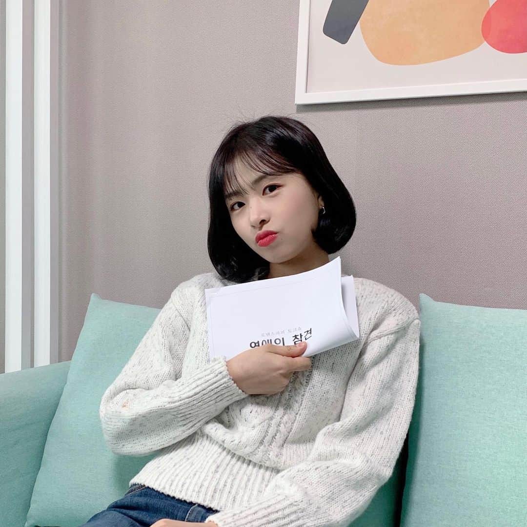 のインスタグラム：「[#채원] 잠시 후 10시 50분 연애의 참견에 채원이가 함께 합니다❕ 오늘은 어떤 사연의 주인공으로 변신했을지 본방사수 해주세요💚  #APRIL #에이프릴 #김채원 #KBS_Joy #연애의참견3」