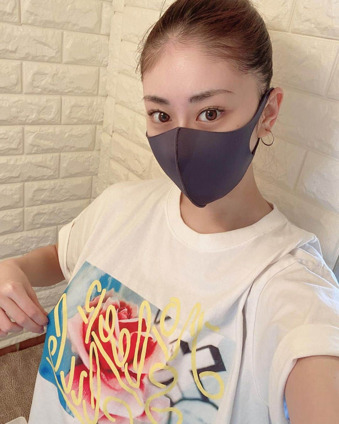 永島あゆみのインスタグラム：「・ 前にもストーリーに同じようなの上げたような🤔 蜷川実花さん×Priv.Spoons ClubのTシャツを 着てるときはいつもお団子ヘア♡  最近なかなかジムに行けてなくてしっかりと 身体を動かせなくてウズウズしてたのですが やっと行けて！！！ やっぱり身体を動かすってとても気持ち いいですよね☺️ そんな日に気になるいい言葉を見つけたので 書きますね😉✨  《運動する人は''運”が動いてくる》 私もですが、運動というとスポーツをイメージ する方が多いと思いますが「行動しましょう」 という意味だそうです！ 行動することにより色々な人の“運”が引き 寄せられてくる✨色んな人の運というと なんだかマイナスに聞こえる人もいるかも しれないけれど良い意味で☺️ ''何もしないで、止まっていると何も経験が できず何も変わらない''  これを見つけて''運動''は''運を動かす''と言うこと だからスポーツなどに限らず''運動''することを 私も心掛けようって感じました🍀  来月からはしっかり頑張るぞ🔥 ・ #蜷川実花 さん #PrivSpoons  #コラボ #ｔシャツ  #gym  #ジム #ジムウェア #運動 #リフレッシュ #運を動かす  #運を動かすと書いて運動  #行動あるのみ ですね😉 #オスカープロモーション #永島あゆみ」