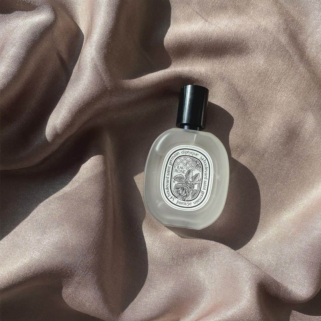 のインスタグラム：「#diptyque #オーローズ #ヘアミスト お友達から誕生日プレゼントでいただいた @diptyque hair mist【EAU ROSE】 深みがありつつも爽やかなローズの香り🌹 ・ ・ ローズの香りは苦手なものもあるのですが、 このヘアミストはライチやパウダリーさも感じられ すれ違った時にフワッとこの香りがしたら 思わず振り返りたくなってしまう☁️ そんな大人の女性の香りです🥺♡」