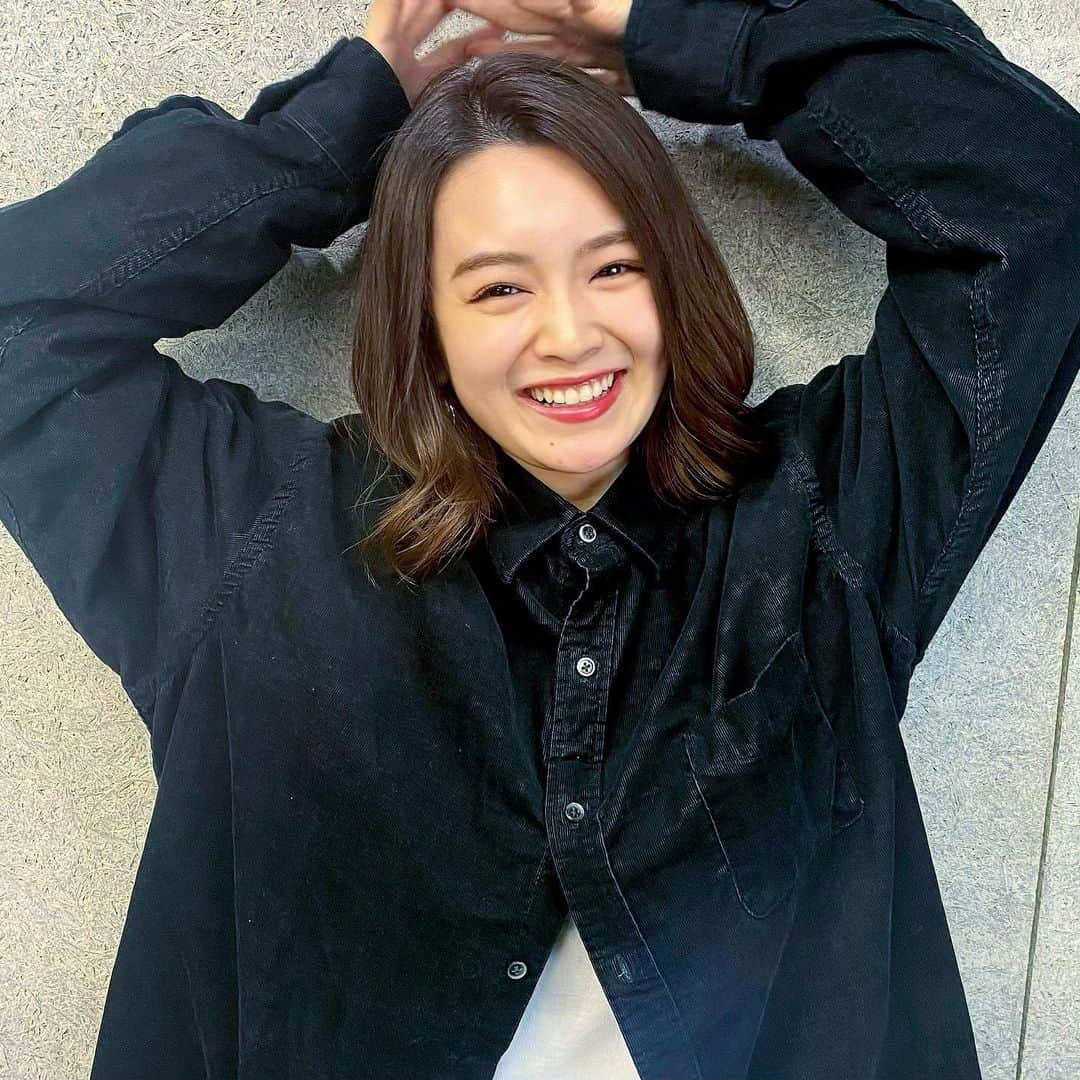 富久美玲のインスタグラム：「_ . 久々のカラー✨ . 約3ヶ月、暗髪で地毛も伸びてきて 毛先が色抜けてきたタイミングで！ . 暗髪は気に入ってたんだけれども やっぱり少しでも明るい方が 髪に透明感も出て良き＼(^o^)／ . #ヘアメンテナンス#ワンレンボブ#アッシュブラウン#ヘアカラー」
