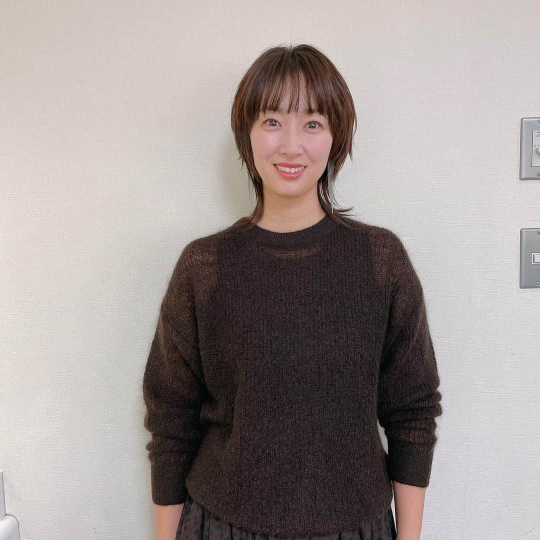 坂下千里子さんのインスタグラム写真 - (坂下千里子Instagram)「ウルフ記録。。。マネージャーさんが嫌々ながらもおばさんをたくさん写真撮ってくれました。ありがとうと言わせてください🤣 . #写真 #いっぱい #撮らせてごめんね🙏  #襟足見えないと＃ショートヘア#夏まで#色々ウルフ#やってみる#宣言 #勝手に」1月26日 22時25分 - chiriko_sakashita_official