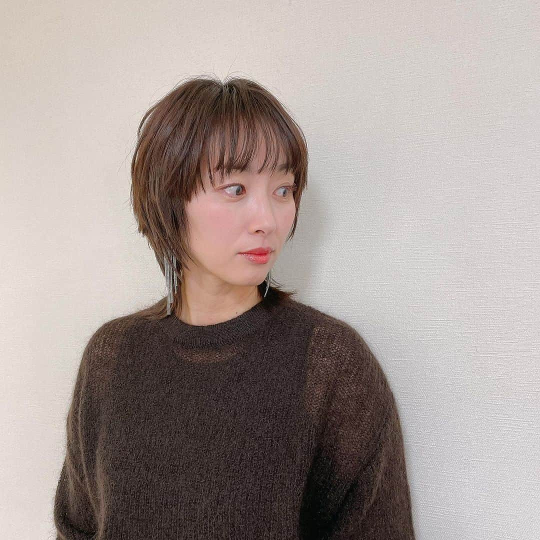 坂下千里子さんのインスタグラム写真 - (坂下千里子Instagram)「ウルフ記録。。。マネージャーさんが嫌々ながらもおばさんをたくさん写真撮ってくれました。ありがとうと言わせてください🤣 . #写真 #いっぱい #撮らせてごめんね🙏  #襟足見えないと＃ショートヘア#夏まで#色々ウルフ#やってみる#宣言 #勝手に」1月26日 22時25分 - chiriko_sakashita_official