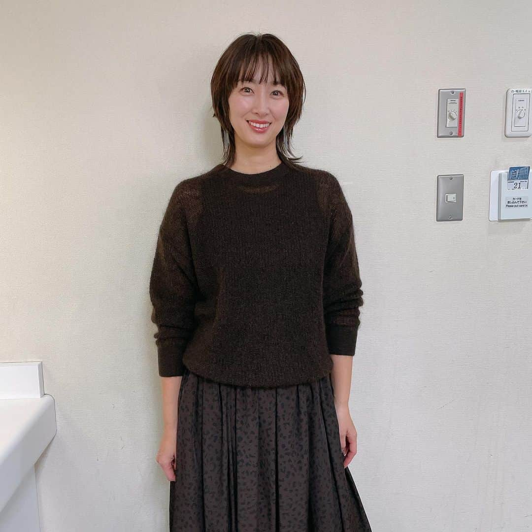 坂下千里子さんのインスタグラム写真 - (坂下千里子Instagram)「ウルフ記録。。。マネージャーさんが嫌々ながらもおばさんをたくさん写真撮ってくれました。ありがとうと言わせてください🤣 . #写真 #いっぱい #撮らせてごめんね🙏  #襟足見えないと＃ショートヘア#夏まで#色々ウルフ#やってみる#宣言 #勝手に」1月26日 22時25分 - chiriko_sakashita_official