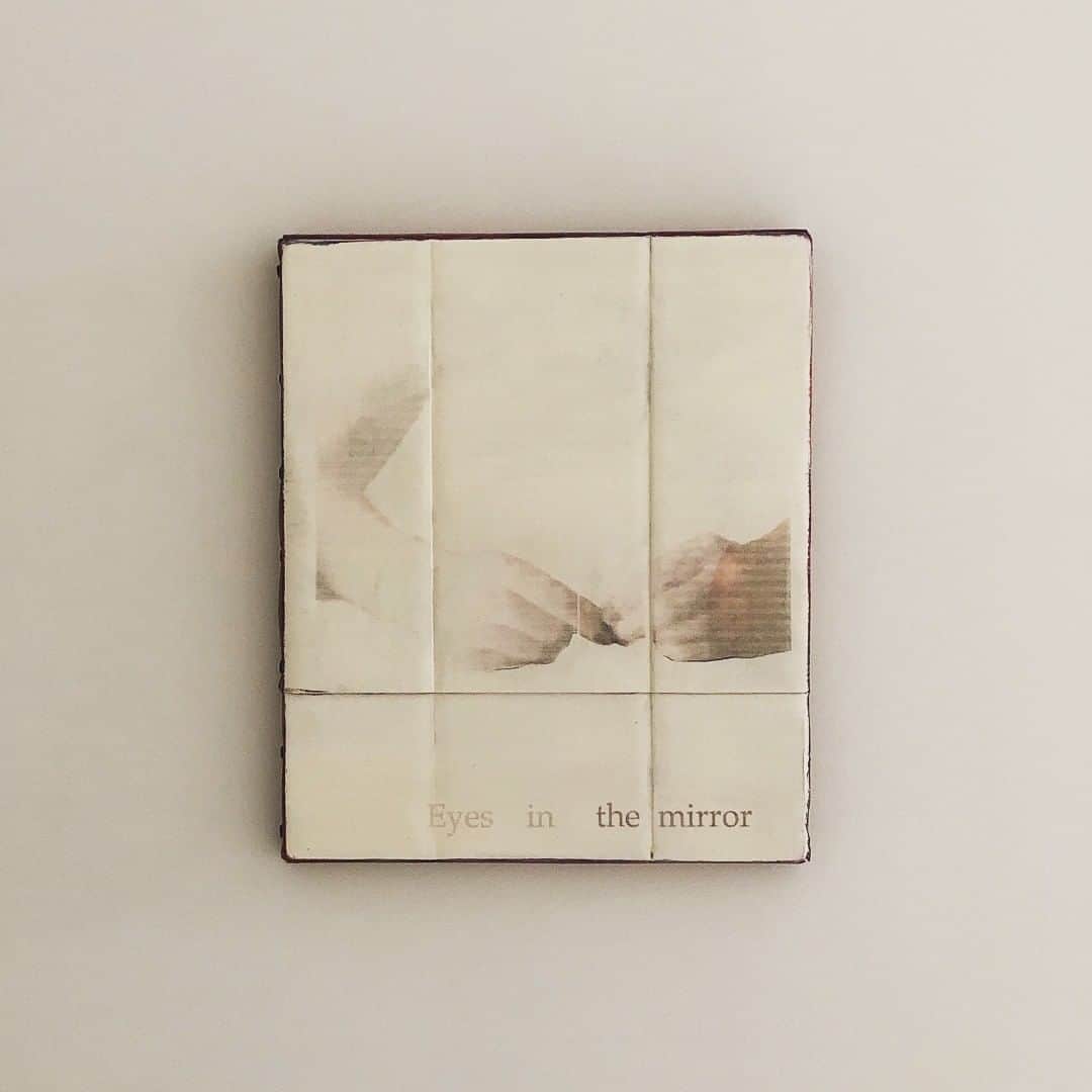 西山由のインスタグラム：「" Eyes in the mirror " par Lee Kit.」