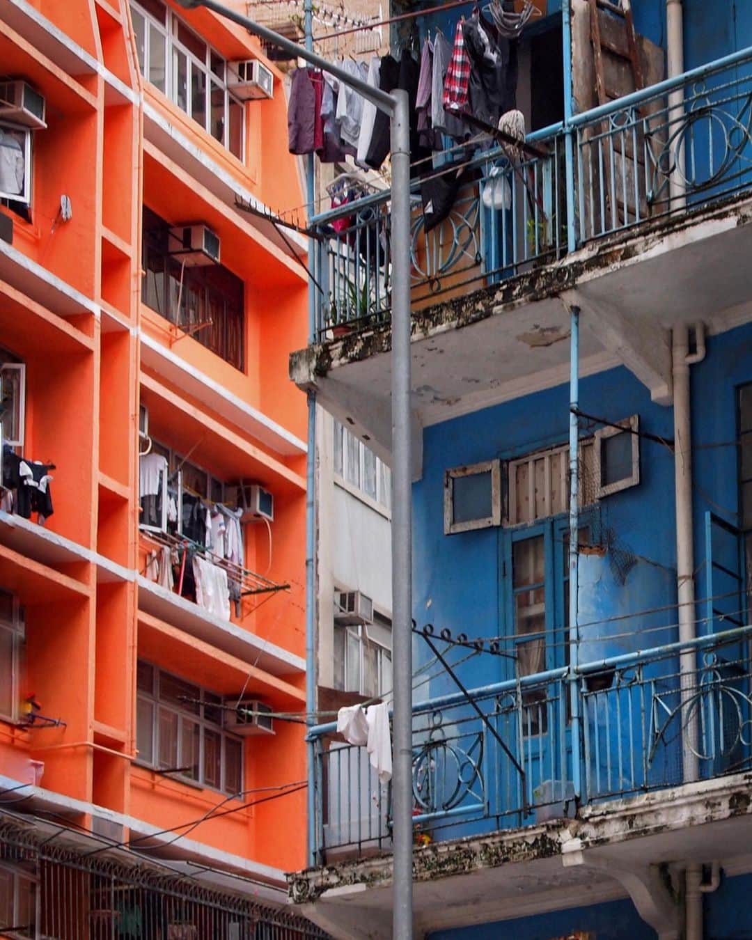 sunday_722のインスタグラム：「*﻿ 藍屋﻿ Blue House﻿ 09/10/2010﻿ *﻿ *﻿ #streetphotographyinternational﻿ #SPHKCollective﻿ #藍屋﻿ #bluehouse﻿ #capturehongkong﻿ #zolimahongkong﻿ #allabouthongkong﻿ #discoverhongkong﻿ #SPHKCollective﻿ #storyofthestreet﻿ #tv_pointofview﻿ #awersomehongkong﻿ #samewheremagazine﻿ #unlimitedhongkong﻿ #hkig﻿ #reframinghk﻿ #香港中毒﻿ #gominimalmag﻿ #waytohk_sunday_722﻿ #transfer_visions﻿ #indies_minimal﻿ #visionofpictures﻿ #streetsgrammer﻿ #streetphotographyinternational﻿ #vimpt﻿ #vimptfreeprint」