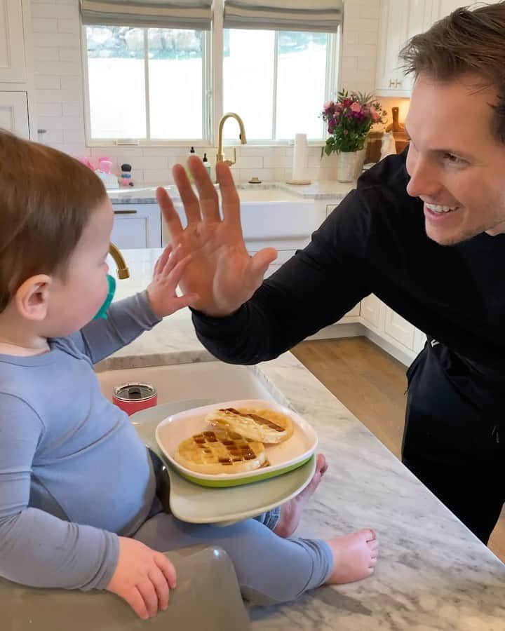 のインスタグラム：「#ad Ahh relaxing mornings… what are those again? Hahaha something about a tiny human running around that makes things 1000x harder in the morning. I remember I actually cried once when I spent 30 mins making a gourmet breakfast that Drew just fed to Nash. These days, she's taking after me..... I ate waffles every morning for 12 years (I'm NOT exaggerating) Now she makes my life easier because she loves them too. Thanks @eggo_us for giving this mamma a little win in the morning! To all the other parents out there, please tell me your crazy morning stories!! #HelpMeLEggo & visit LEggoWithEggo.com to learn more.」