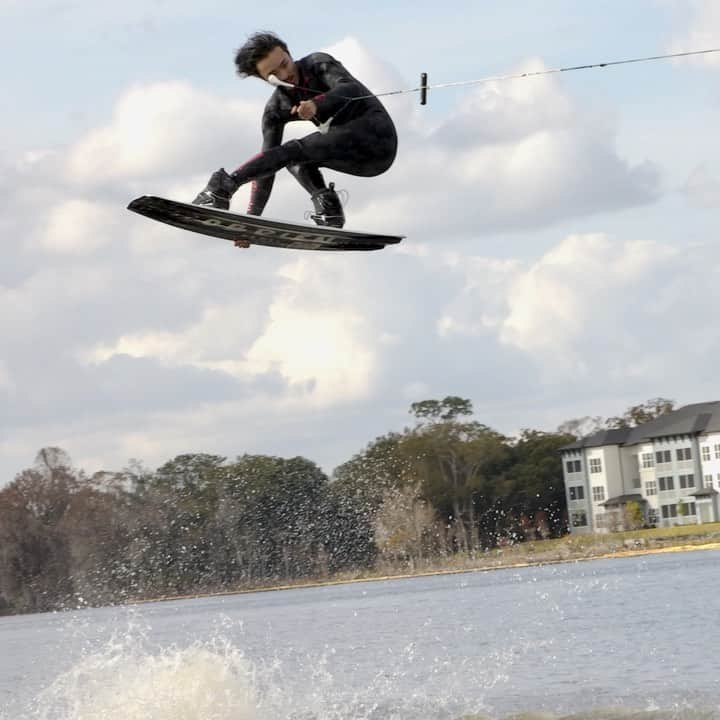 手塚翔太のインスタグラム：「Little edit from yesterday quick shred😎👊🏻 Feels good to be back on the water and more video will up soon!  📹: @agarabaghi」