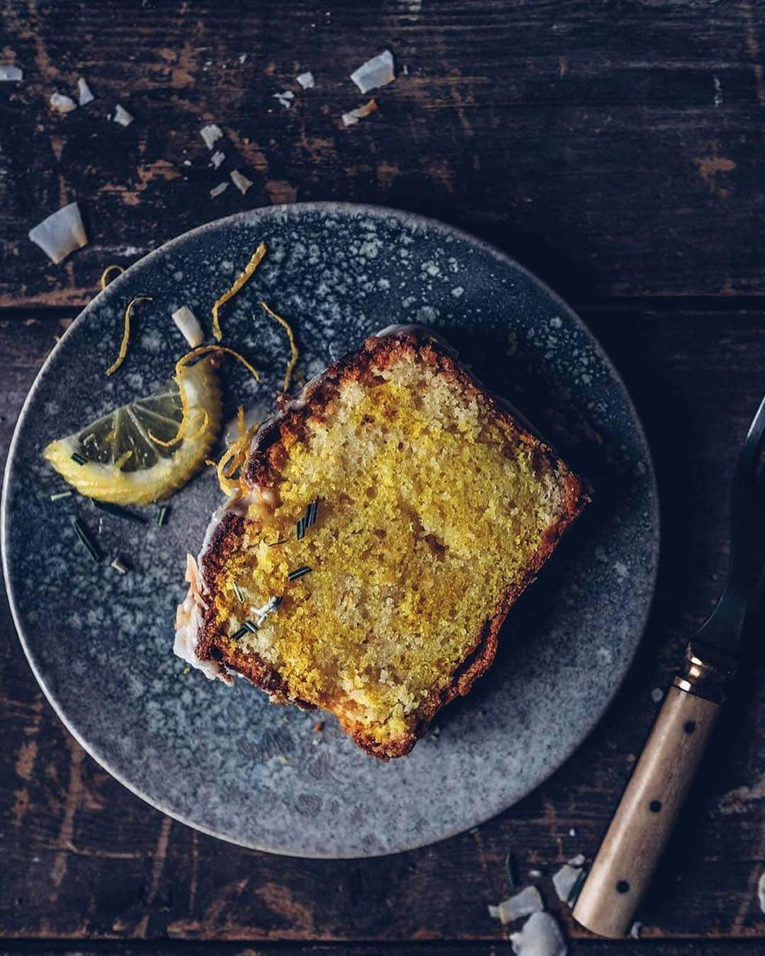 Our Food Storiesさんのインスタグラム写真 - (Our Food StoriesInstagram)「Get the recipe for this simple and delicious gluten-free lemon cake on the blog, link is in profile 🍋😋 #ourfoodstories ____ #cakelover #cakelove #bakinglove #lemoncake #zitronenkuchen #glutenfreecake #glutenfri #glutenfrei #glutenfreerecipes #foodstyling #foodstylist #foodphotographer #germanfoodblogger #onthetable #ceramicart」1月26日 22時30分 - _foodstories_