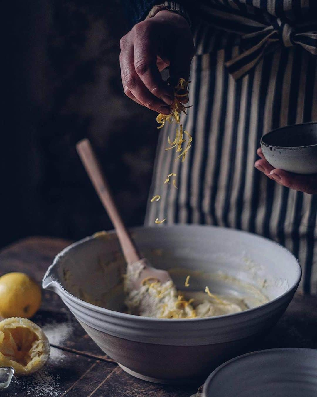 Our Food Storiesさんのインスタグラム写真 - (Our Food StoriesInstagram)「Get the recipe for this simple and delicious gluten-free lemon cake on the blog, link is in profile 🍋😋 #ourfoodstories ____ #cakelover #cakelove #bakinglove #lemoncake #zitronenkuchen #glutenfreecake #glutenfri #glutenfrei #glutenfreerecipes #foodstyling #foodstylist #foodphotographer #germanfoodblogger #onthetable #ceramicart」1月26日 22時30分 - _foodstories_