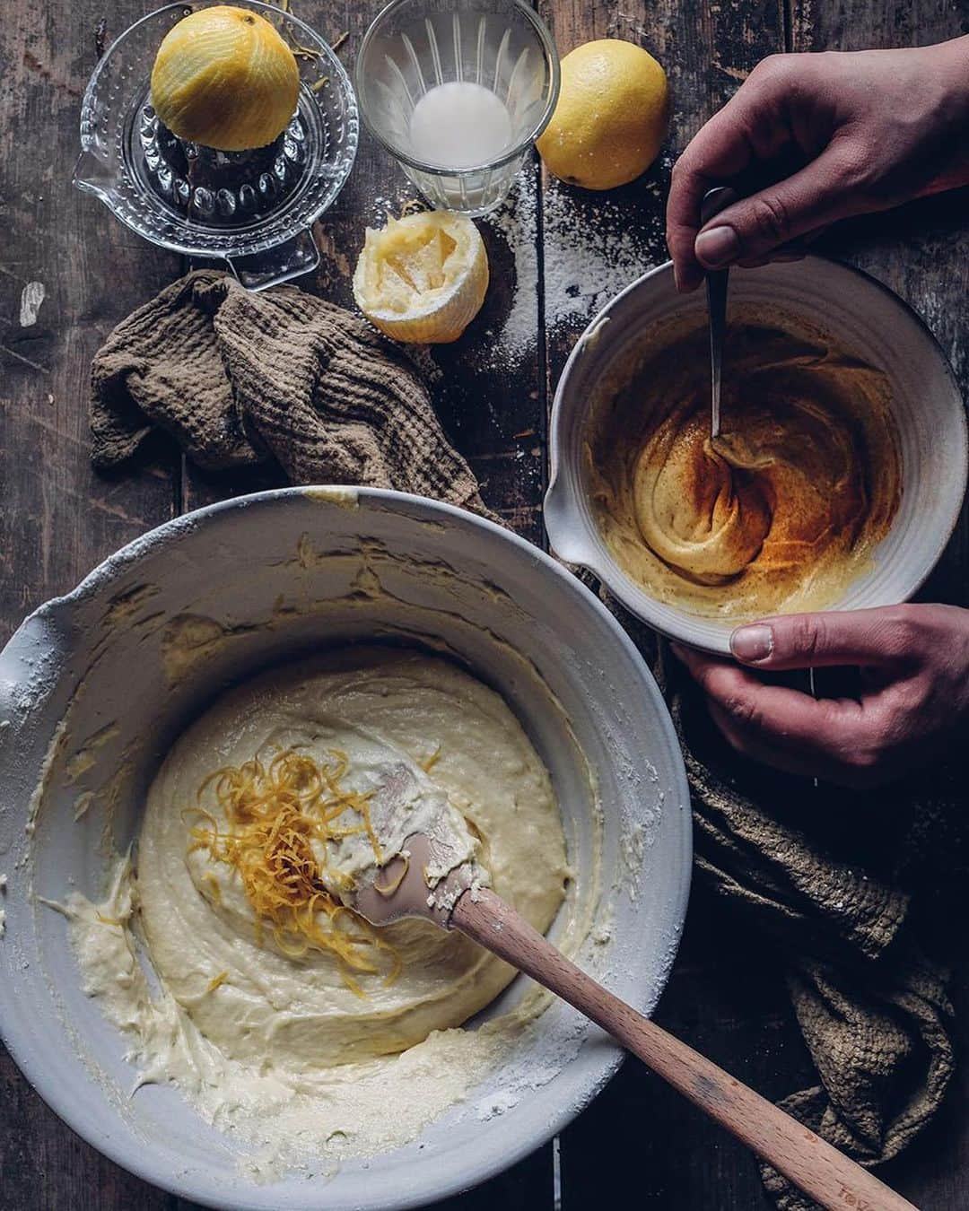 Our Food Storiesさんのインスタグラム写真 - (Our Food StoriesInstagram)「Get the recipe for this simple and delicious gluten-free lemon cake on the blog, link is in profile 🍋😋 #ourfoodstories ____ #cakelover #cakelove #bakinglove #lemoncake #zitronenkuchen #glutenfreecake #glutenfri #glutenfrei #glutenfreerecipes #foodstyling #foodstylist #foodphotographer #germanfoodblogger #onthetable #ceramicart」1月26日 22時30分 - _foodstories_