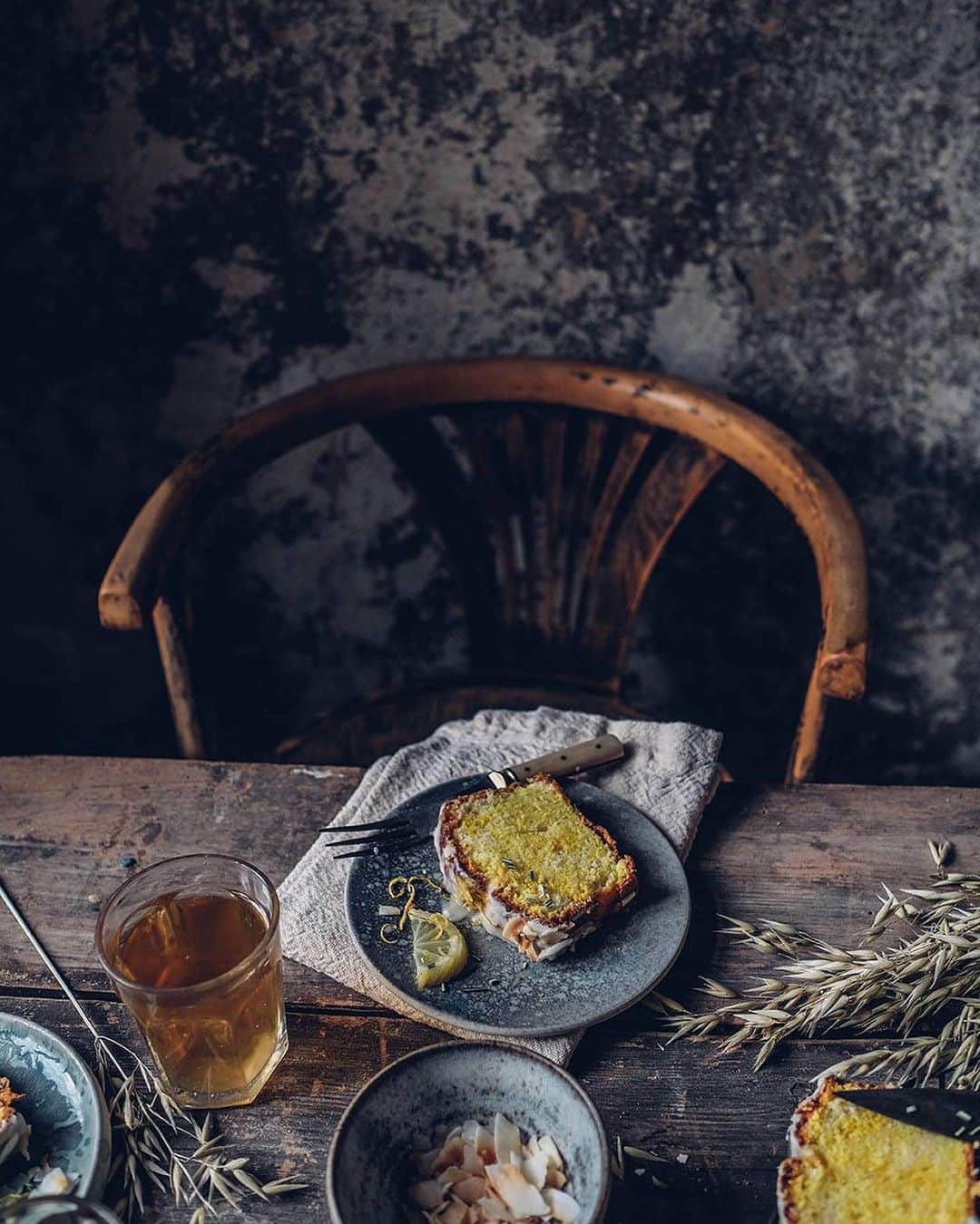 Our Food Storiesさんのインスタグラム写真 - (Our Food StoriesInstagram)「Get the recipe for this simple and delicious gluten-free lemon cake on the blog, link is in profile 🍋😋 #ourfoodstories ____ #cakelover #cakelove #bakinglove #lemoncake #zitronenkuchen #glutenfreecake #glutenfri #glutenfrei #glutenfreerecipes #foodstyling #foodstylist #foodphotographer #germanfoodblogger #onthetable #ceramicart」1月26日 22時30分 - _foodstories_
