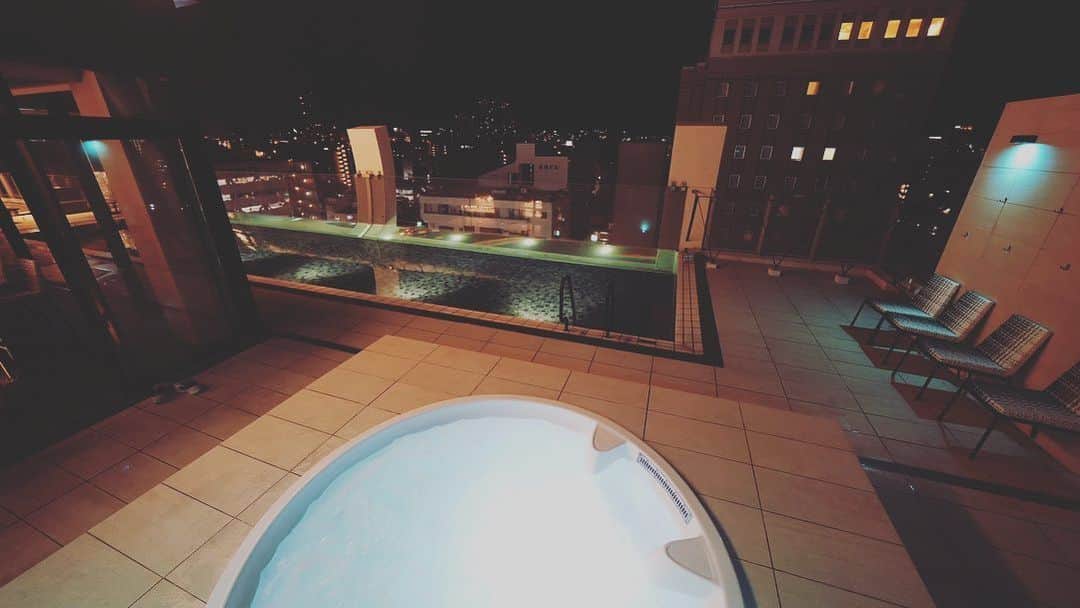 山本大希さんのインスタグラム写真 - (山本大希Instagram)「那覇市内にある最高なホテル。  ホテルアクアチッタナハ(@hotel_aqua_citta_naha )  屋上にはプールがあって冬季間でも遊泳可能。アクアボールおもしろいけど難しいです。完全にナメてました笑  ホテル動画はYouTubeで。  #ホテル #ホテルライク #ホテルアクアチッタナハ #アクアチッタナハ #プール #ナイトプール #屋上プール #プール遊び #沖縄 #沖縄ホテル #那覇 #那覇ホテル #プールがあるホテル #youtube #youtuber #youtubechannel #youtuber好きな人と繋がりたい #youtubevideo #youtubers #pool #poolside #pooltime #okinawa #okinawahotel #hotel #hotelstay #naha #poolbar #プールバー #インスタ映え」1月26日 22時30分 - youtuber_yamamoto