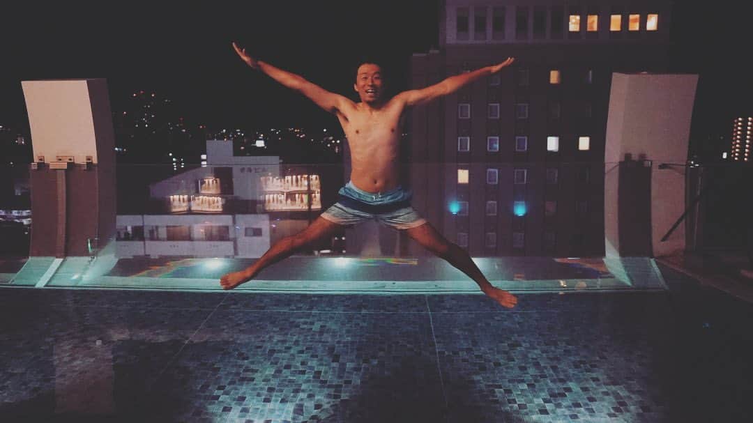山本大希さんのインスタグラム写真 - (山本大希Instagram)「那覇市内にある最高なホテル。  ホテルアクアチッタナハ(@hotel_aqua_citta_naha )  屋上にはプールがあって冬季間でも遊泳可能。アクアボールおもしろいけど難しいです。完全にナメてました笑  ホテル動画はYouTubeで。  #ホテル #ホテルライク #ホテルアクアチッタナハ #アクアチッタナハ #プール #ナイトプール #屋上プール #プール遊び #沖縄 #沖縄ホテル #那覇 #那覇ホテル #プールがあるホテル #youtube #youtuber #youtubechannel #youtuber好きな人と繋がりたい #youtubevideo #youtubers #pool #poolside #pooltime #okinawa #okinawahotel #hotel #hotelstay #naha #poolbar #プールバー #インスタ映え」1月26日 22時30分 - youtuber_yamamoto