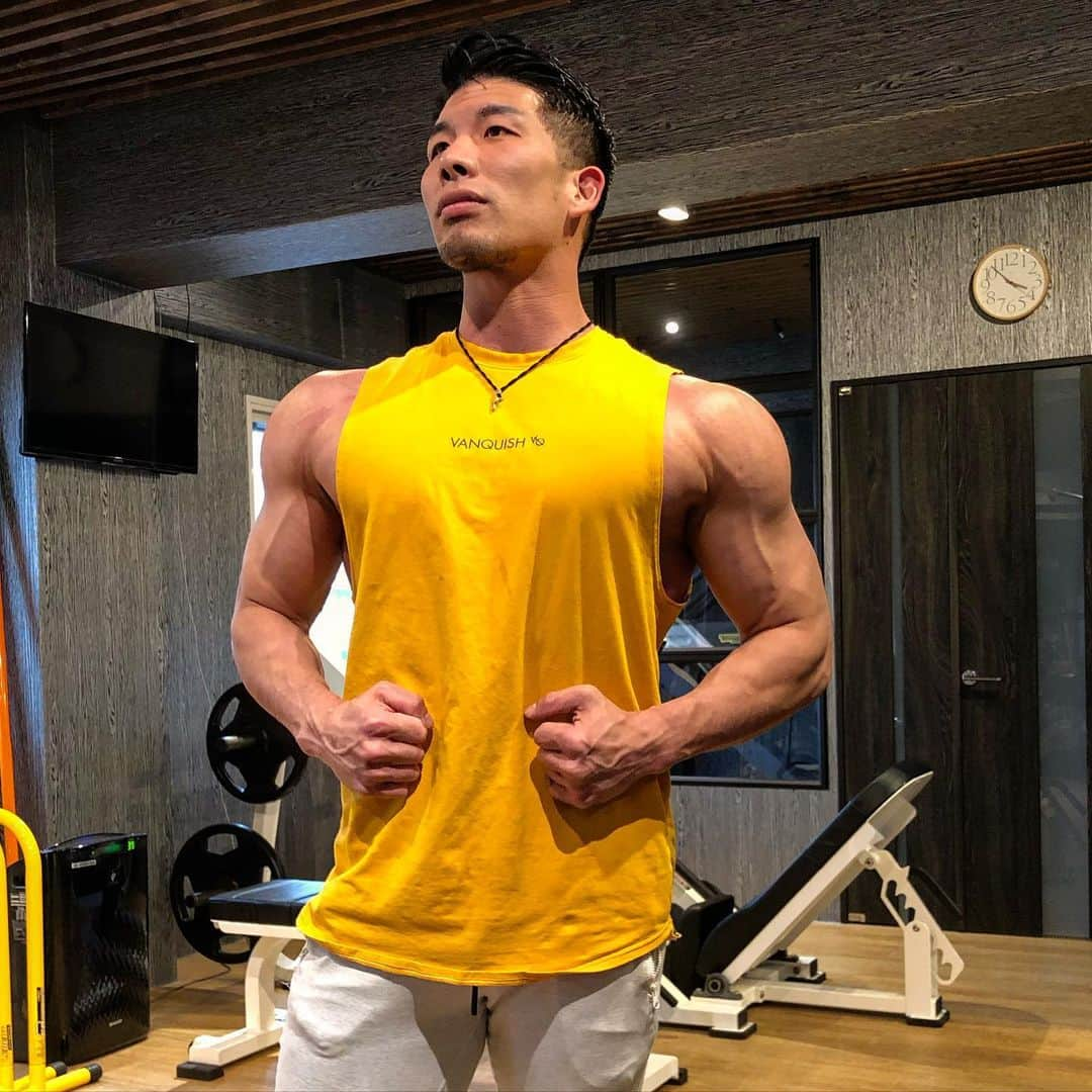 大山大輔さんのインスタグラム写真 - (大山大輔Instagram)「#胸トレ @personalbodylab_official   最近の胸トレは3種目でガッツリ鍛える！！ 重量もそこそこ底上げして、筋肉をダイレクトに刺激することにフォーカスしたトレーニング方法！！  魅せる身体と動ける身体の両立を目指すなら、オンラインサロン【フィットネス樹形図.D】へ入会するのが近道！！ 大山大輔のトレーニング動画や解説、アニマルフローの行い方やセミナー参加無料など特典も多いオンラインサロンです。  https://peraichi.com/landing_pages/view/fitnesszyukeizud/ ＊オンラインサロンが気になる方はぜひDMでお問い合わせ下さい。  #vqfit @vqfit https://www.vqfit.com/weggy  全着用サイズは"M"です。  プロフィールにはVANQUISHのリンクがあるのでぜひそちらから購入して下さい🤘🤘  #胸の日 #胸のトレーニング #ベンチプレス #ダンベルフライ #フィットネス樹形図d #オンラインサロン #フィジーク #フィジーク選手 #noteクリエーター #運動能力向上 #身体調整 #運動不足解消 #フィットネス #fitness #健康 #トレーニング #training #ワークアウト #workout #見た目重視 #機能性重視 #カッコいい身体作り #動ける身体作り #解剖学 #タンクトップ #かっこいいウェア」1月26日 22時41分 - weggy_fitness0704