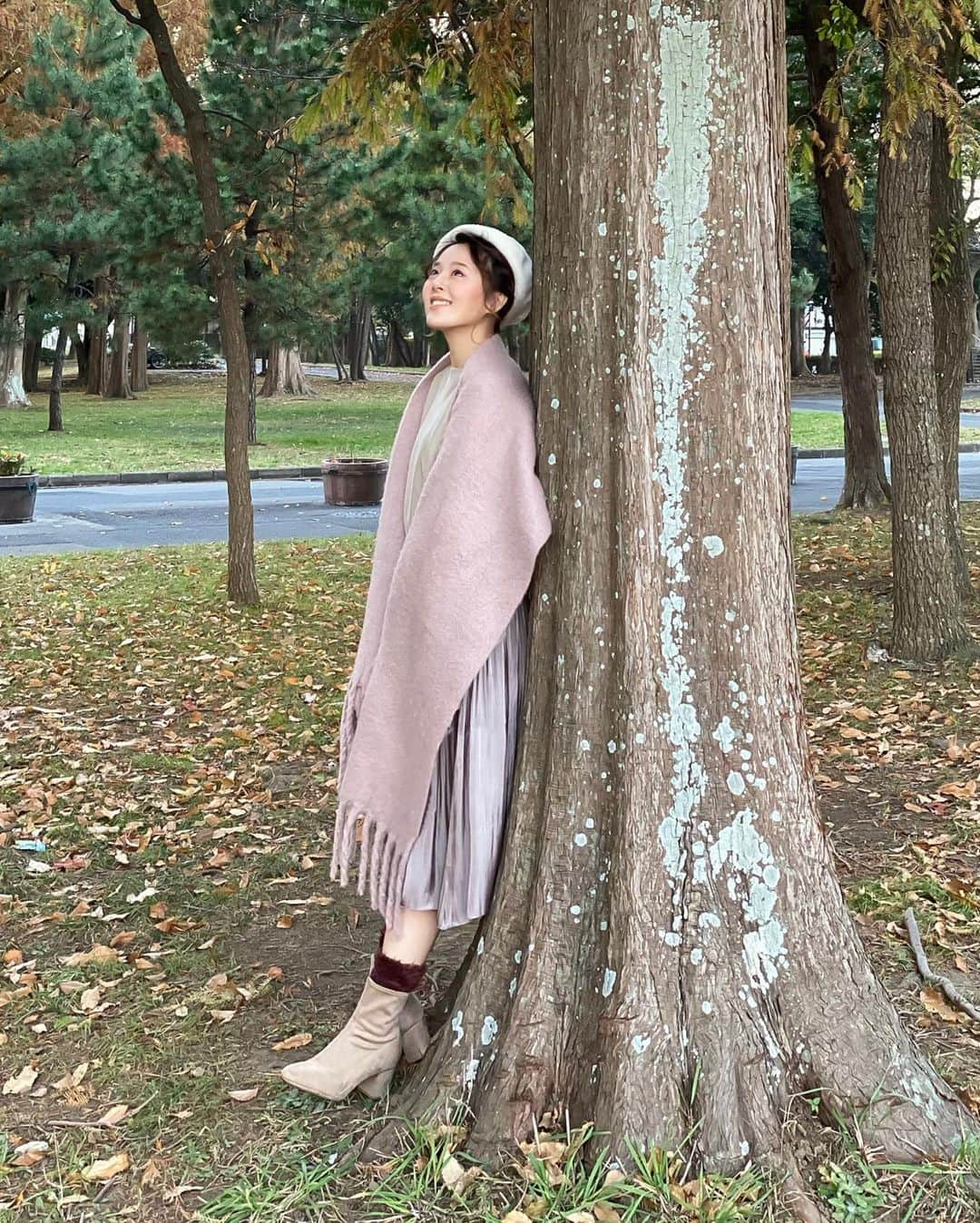 真衣ひなのさんのインスタグラム写真 - (真衣ひなのInstagram)「📸ヘアアレンジと写真の話。 実は、この写真を撮ったのは 年賀状用の写真撮影をした日。 だからお着物の時と同じ髪型なんです。 お洋服に着替えてベレー帽をかぶっただけ。  見てほしいのは、かぶり方💫 １枚目は後ろから深めにかぶって ２枚目は浅めにななめにかぶってみました。  寄りで撮ったときは、浅めの方が ヘアアレンジが見えて良い感じでしたが 全身を撮った時には、深めにかぶって 髪を抑えた方がバランスが良かったです。 ３枚目と４枚目比較すると分かりやすいかな。 ４枚目は頭が大きく見えてやや重たい印象‥  同じ髪型でも、装飾によって 同じ帽子でも、被り方によって 雰囲気や見え方が随分変わるし 寄りで撮るか引きで撮るかによっても違うから 色々試してみるのって面白いよね🤔🔥 というお話でした☘️ . #難しいけど面白い #一生研究 #自分磨きに終わりなし #ひなのへあかたろぐ」1月26日 22時33分 - hinano_mai