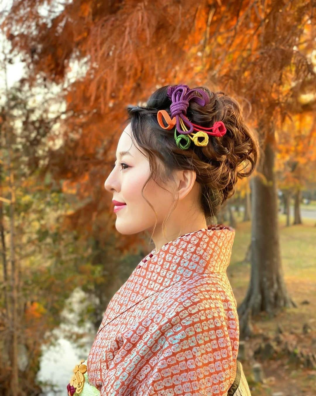 真衣ひなのさんのインスタグラム写真 - (真衣ひなのInstagram)「📸ヘアアレンジと写真の話。 実は、この写真を撮ったのは 年賀状用の写真撮影をした日。 だからお着物の時と同じ髪型なんです。 お洋服に着替えてベレー帽をかぶっただけ。  見てほしいのは、かぶり方💫 １枚目は後ろから深めにかぶって ２枚目は浅めにななめにかぶってみました。  寄りで撮ったときは、浅めの方が ヘアアレンジが見えて良い感じでしたが 全身を撮った時には、深めにかぶって 髪を抑えた方がバランスが良かったです。 ３枚目と４枚目比較すると分かりやすいかな。 ４枚目は頭が大きく見えてやや重たい印象‥  同じ髪型でも、装飾によって 同じ帽子でも、被り方によって 雰囲気や見え方が随分変わるし 寄りで撮るか引きで撮るかによっても違うから 色々試してみるのって面白いよね🤔🔥 というお話でした☘️ . #難しいけど面白い #一生研究 #自分磨きに終わりなし #ひなのへあかたろぐ」1月26日 22時33分 - hinano_mai