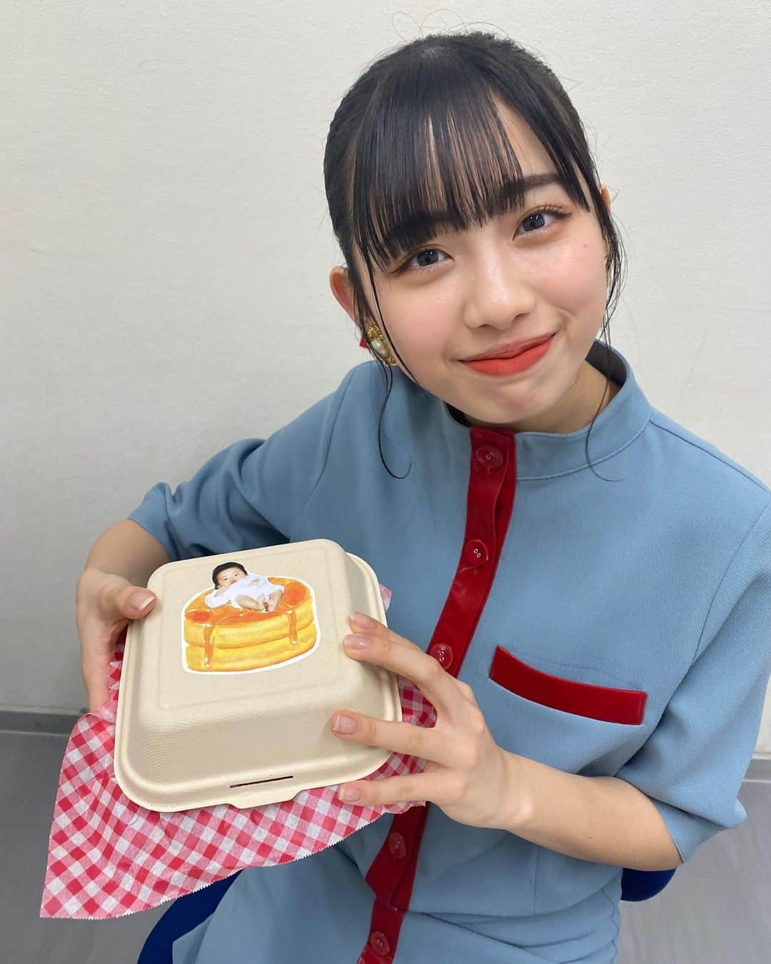 川村文乃さんのインスタグラム写真 - (川村文乃Instagram)「今日は名古屋で れらちゃんのバースデーイベントでした🍒  MCとして参加させて頂きました！  れらちゃんにプレゼントと一緒に デザートもプレゼントしたんですけど 蓋の赤ちゃんれらぴ可愛くないですか🥺🤍？  #ANGERME#アンジュルム#helloproject#川村文乃#伊勢鈴蘭#れらぴ#れらBD#Happybirthday」1月26日 22時34分 - ayano_kawamura.official