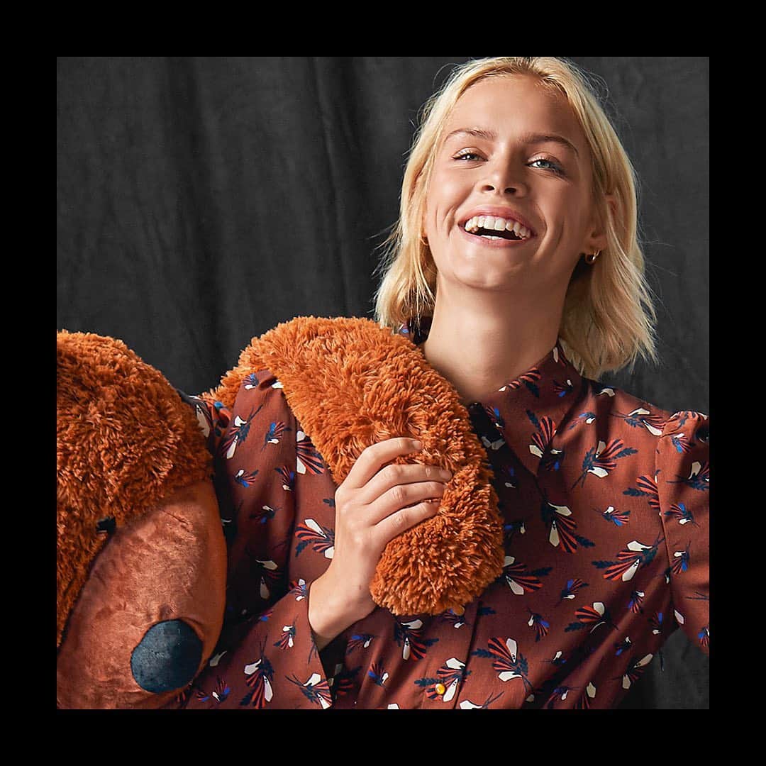 シスレーのインスタグラム：「EVERYBODY WANTS THEM:  the most-loved items from #FW20. #sisley #sisleyfashion #woman」