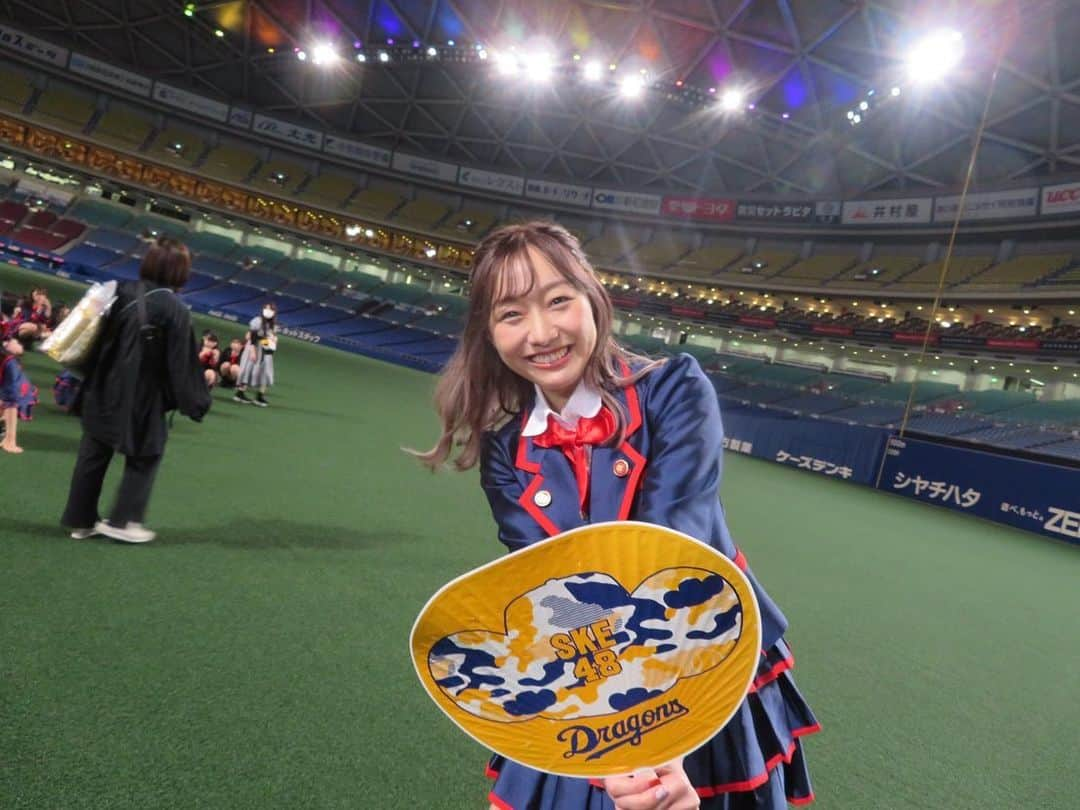 須田亜香里さんのインスタグラム写真 - (須田亜香里Instagram)「SKE48 in バンテリンドームナゴヤ⚾️ 26th Single 恋落ちフラグ 発売が2月3日に迫りました！  写真はMV撮影オフショットたち。 MVはSKE48の公式YouTubeにあります！  1月26日(火) 【#SPA!】は表紙掲載中❤️ 【#BomberE】メ〜テレ 24:53〜 恋落ちフラグ地上波初歌唱！  1月27日(水) 東海ラジオ 生放送出演 ↓ 【タクマ・神野のどーゆーふー】11:00頃～ ↓ 【OH! MY CHANNEL!】13:00頃～ ↓ 【源石和輝！抽斗！】15:15頃～ ↓ 【大澤広樹のドラゴンズステーション】18:00頃～ それぞれお便りいただけたらとっても心強いです💓  他6番組の収録もありますので詳しくは→ @mitsukichi_desu へ #SKE48 #恋落ちフラグ #バンテリンドームナゴヤ」1月26日 22時40分 - akarisuda