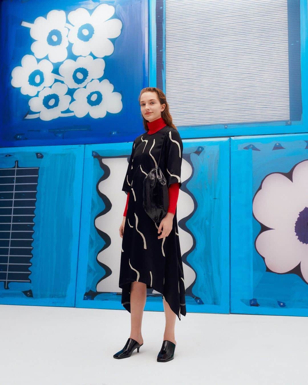 マリメッコのインスタグラム：「The light and effortless dresses like the Vuosi dress reflect the futuristic play on basic forms: the triangle and circle. The dress has a triangle-shaped cut at the front waistline and the hem of the dress has a special voluminous cut. Worn on its own or layered for a more casual feel, this dress has endless styling opportunities. How would you style yours? #marimekko」