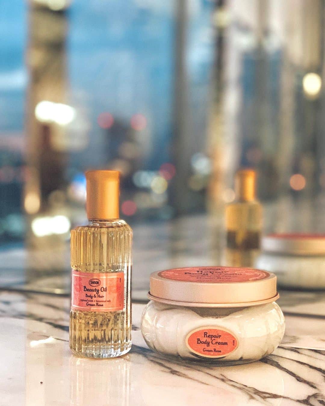 のインスタグラム：「今夜のボディケアはこれ💚﻿ ﻿ @sabon_japan 様から頂いた新商品﻿ ☑︎ビューテーオイル﻿ ☑︎リペアボディークリーム﻿ ﻿ 大好きすぎるグリーンローズの香り💚﻿ お気に入りの香りだといつもより丁寧にボディケアできる😆💚﻿ ﻿ オイルは髪にも使って香りを楽しんでるよ✌️﻿ ﻿ こっくりテクスチャーのボディークリームでたっぷり保湿して、最高の香りにつつまれながら眠るのがとってもいい感じ😴✨﻿ ﻿ どちらもビーガン処方なところも個人的にポイント☝️﻿ ﻿ ﻿ ﻿ ﻿ ﻿ ﻿ ﻿ #sabonad #ad #ザボン#ザボンボディクリーム #ザボンオイル #オイル美容 #マルチオイル #ボディケア #保湿ケア #グリーンローズ #香り好き #リラックス #バスタイム #ナイトルーティーン #癒し #寝る前 #おすすめの香り #プレゼント #maripo_beauty #bodycare #beautyoil #bodycream #nightroutine #vegancosmetics」