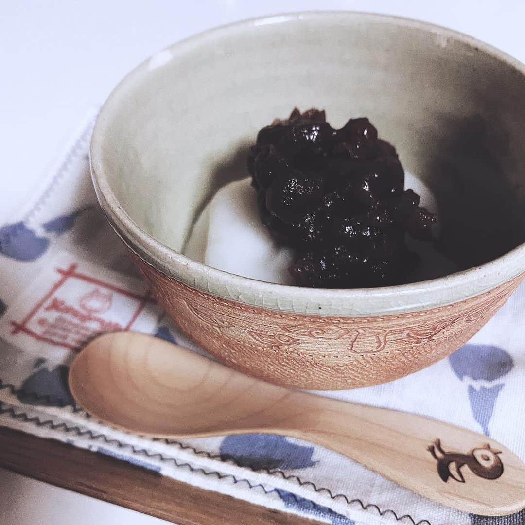 こまけいこのインスタグラム：「おやつ。  白玉あずき。  ほんの少しの手作りおやつが楽しみな毎日。  前はお菓子とか構わず食べてたけど、ぱったりやめたらなんてことなくなった。 作る工程を楽しむことで満足感を得てるのかもしれない。  この茶碗は以前押上で雑貨屋さんしていたお友達のお店で一目惚れして買った作家さんの器。 型押しがすごく可愛い。 フチが少しかけちゃったけど大事に使ってる。  布巾はいつ作ったかも忘れたけど、komagomaya和バージョンのはんこタグ。 スプーンはこれもだいぶ前にデザインして、今も長く販売していただいてる(有)籐芸さんのもの。 こちら、3月ごろある商品とセットで販売されるとのこと。 ありがたいです。 またお知らせします✨  #手作りおやつ　#白玉　#消しゴムはんこ　#ハンドメイド　＃木のスプーン　#白玉感わからない写真でお届けしています　#白玉は3白玉です」