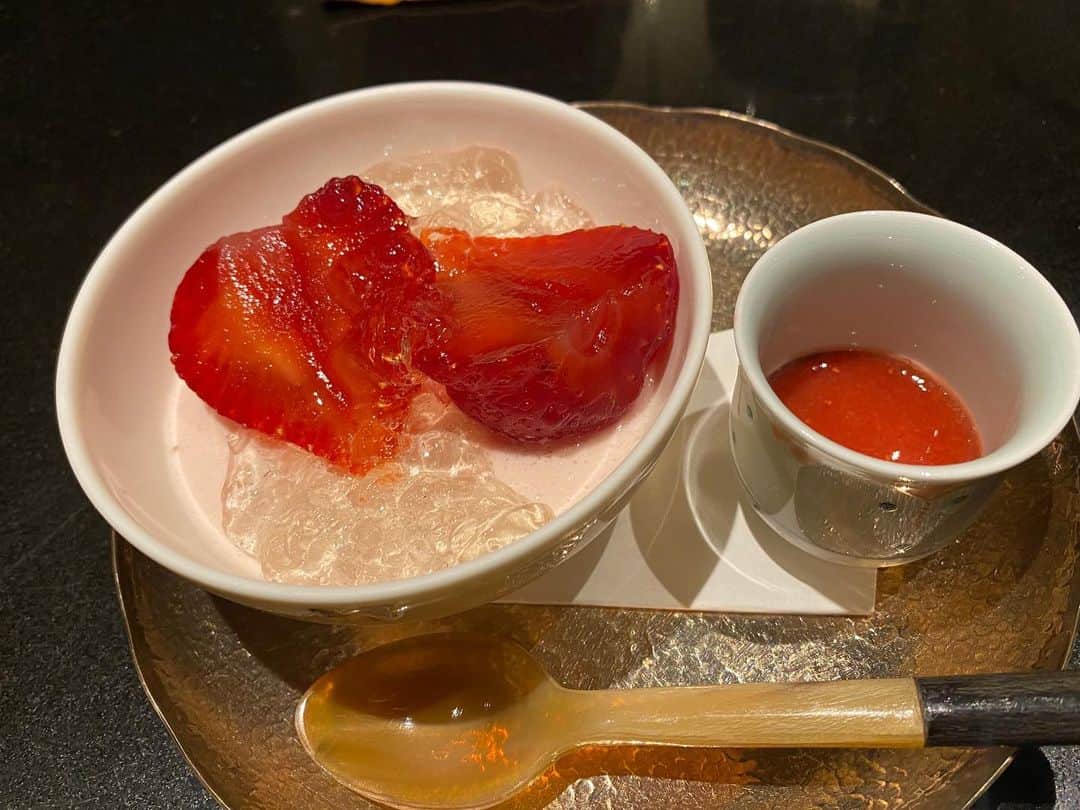 緒方友莉奈さんのインスタグラム写真 - (緒方友莉奈Instagram)「蟹とフカヒレのしんじょうはやばし😔 日本一うまい日本食屋🇯🇵🍽 #食べるの好きな人と繋がりたい  #食べログ  #日本食 #激ウマ」1月26日 22時43分 - ogatayurina