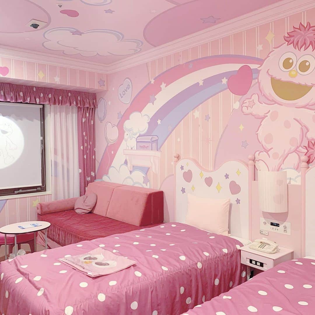 KANAKAさんのインスタグラム写真 - (KANAKAInstagram)「お部屋が可愛すぎた💗  寝るのがもったいなくて4時までタピオカとポップコーンをお供におしゃべりした🧋🍿❤︎  #usj #moppy #pink #snidel #ユニバ #ユニバホテル #ホテル #ピンクホテル #ホテル女子会 #ホテル近鉄ユニバーサルシティ #ピンク #モッピー #モッピールーム」1月26日 22時44分 - canika_1111
