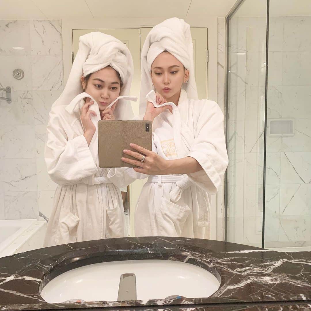 岡本麻佑のインスタグラム：「. この写真好きっ🤣🍒💕バスローブきゅい〜ん🧥」