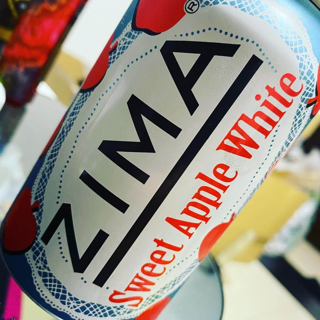 凸さんのインスタグラム写真 - (凸Instagram)「#缶のZIMA #なんやこれ #クソ美味いやん #ほんで飲みやすい #オススメ #見つけたら買ってみ」1月26日 22時47分 - honmonotetsuya